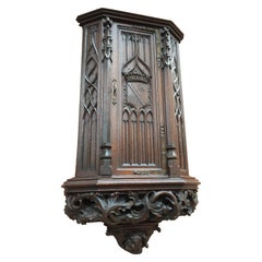 Antique Gothic Revival Wall & Armoire à clefs avec fenêtres d'église sculptées à la main & Guard