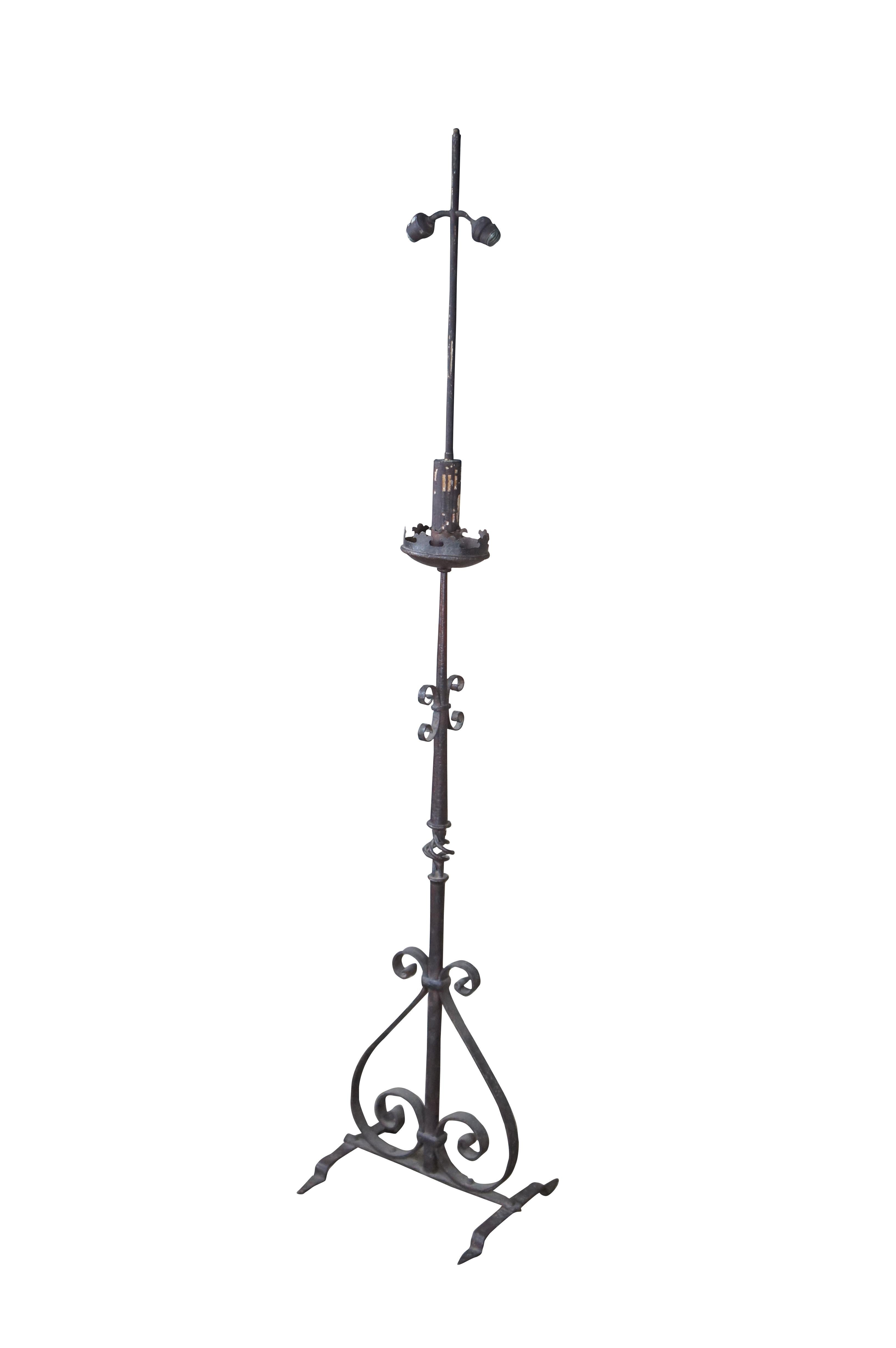 Gran lámpara de pie antigua de hierro forjado convertida en antorcha o candelabro, de estilo gótico o español, con detalles en volutas, flor de lis y dos luces.

DIMENSIONES
14