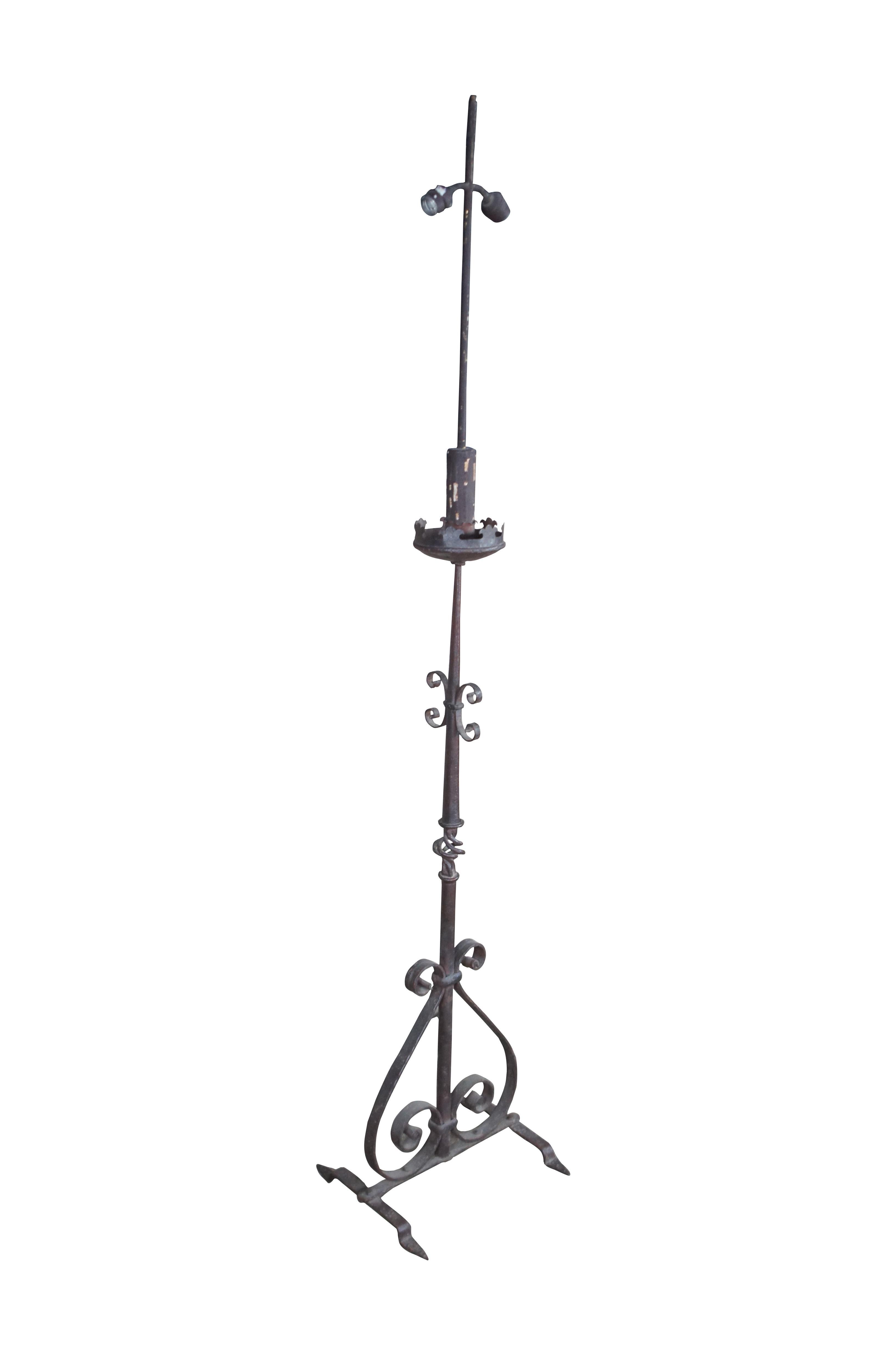 Antigua lámpara de pie de hierro forjado de estilo gótico con pie de antorcha para altar de 70 pulgadas Gótico en venta