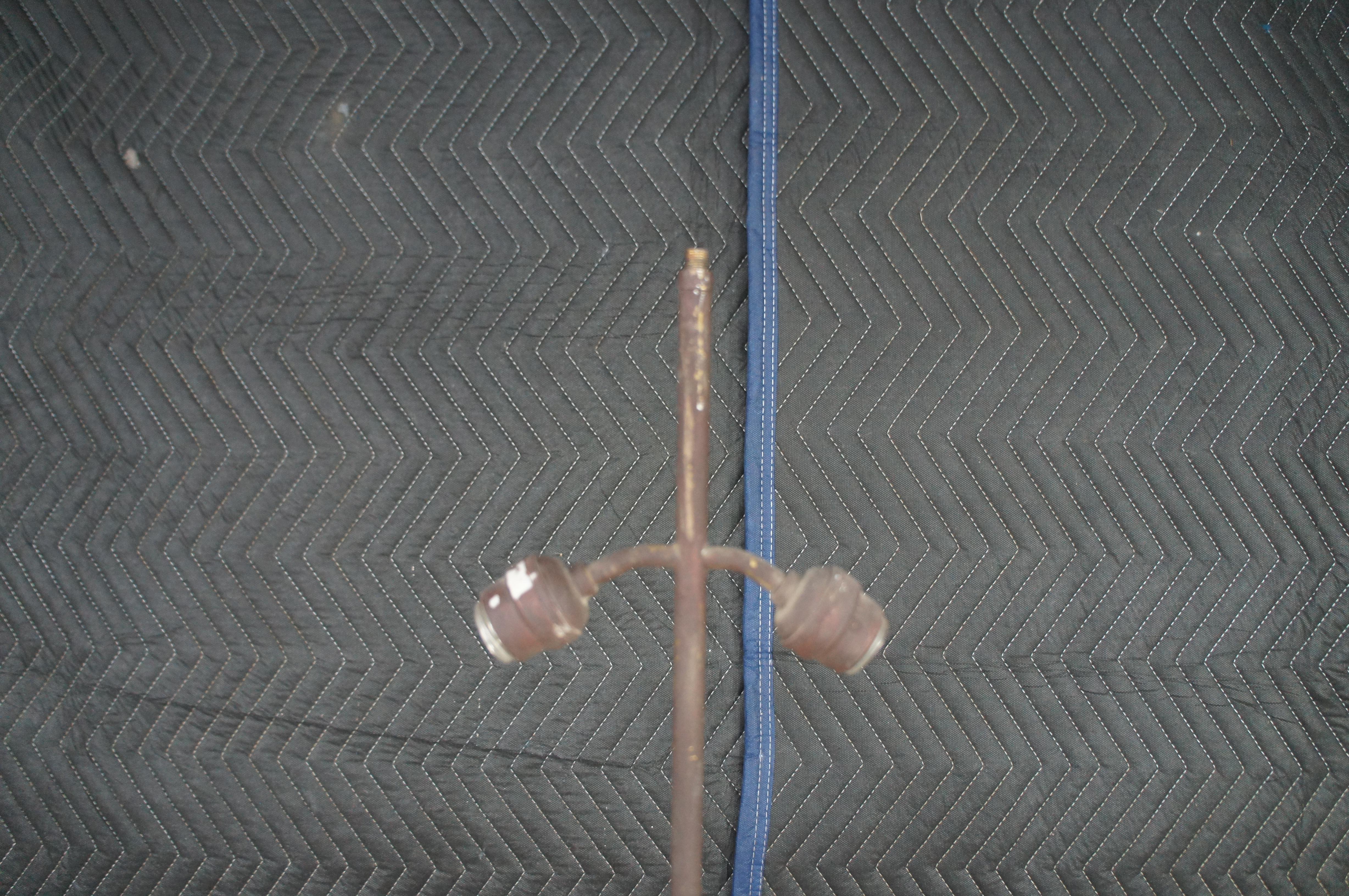 Antigua lámpara de pie de hierro forjado de estilo gótico con pie de antorcha para altar de 70 pulgadas siglo XX en venta