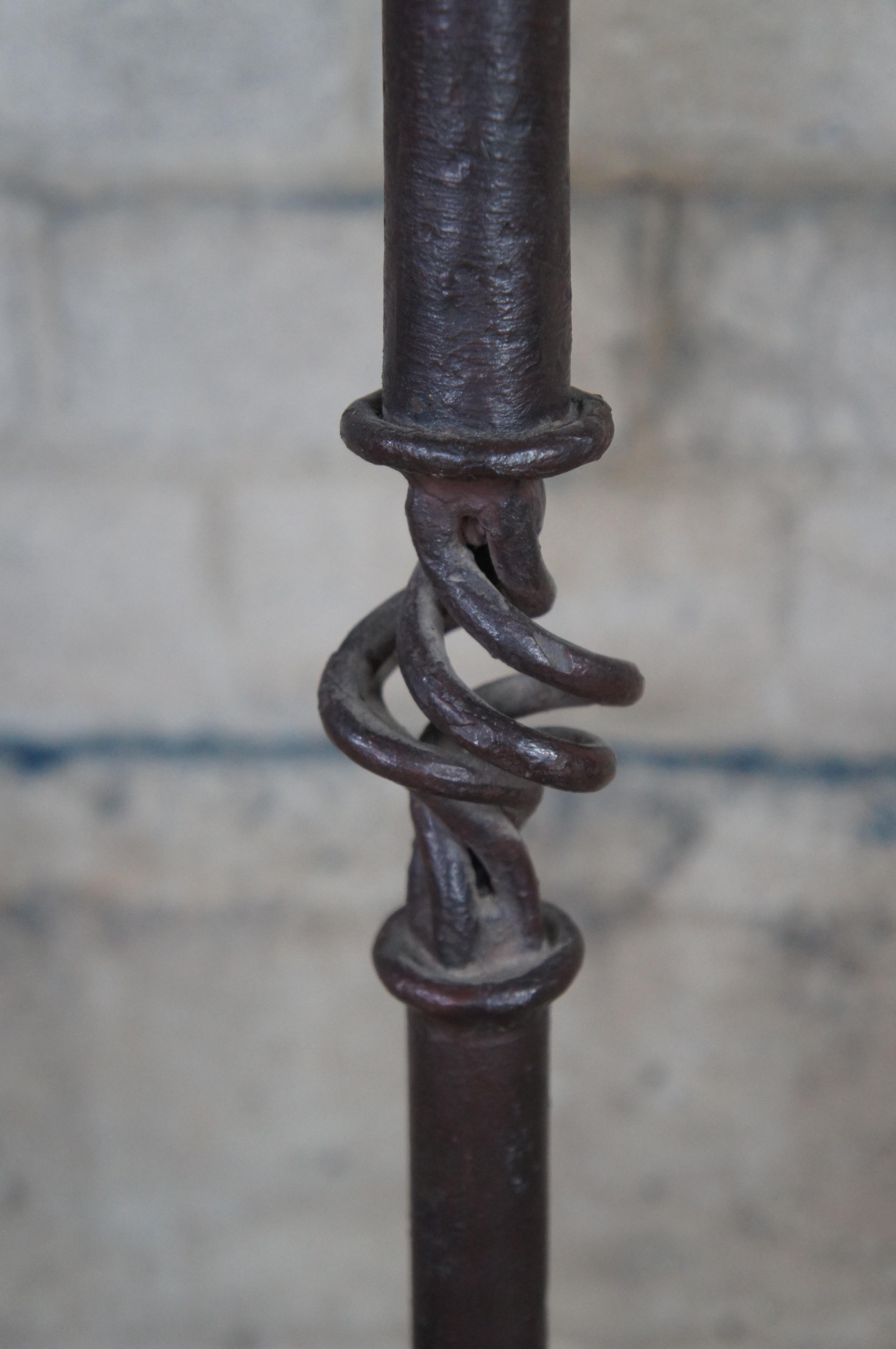 Antigua lámpara de pie de hierro forjado de estilo gótico con pie de antorcha para altar de 70 pulgadas Hierro en venta