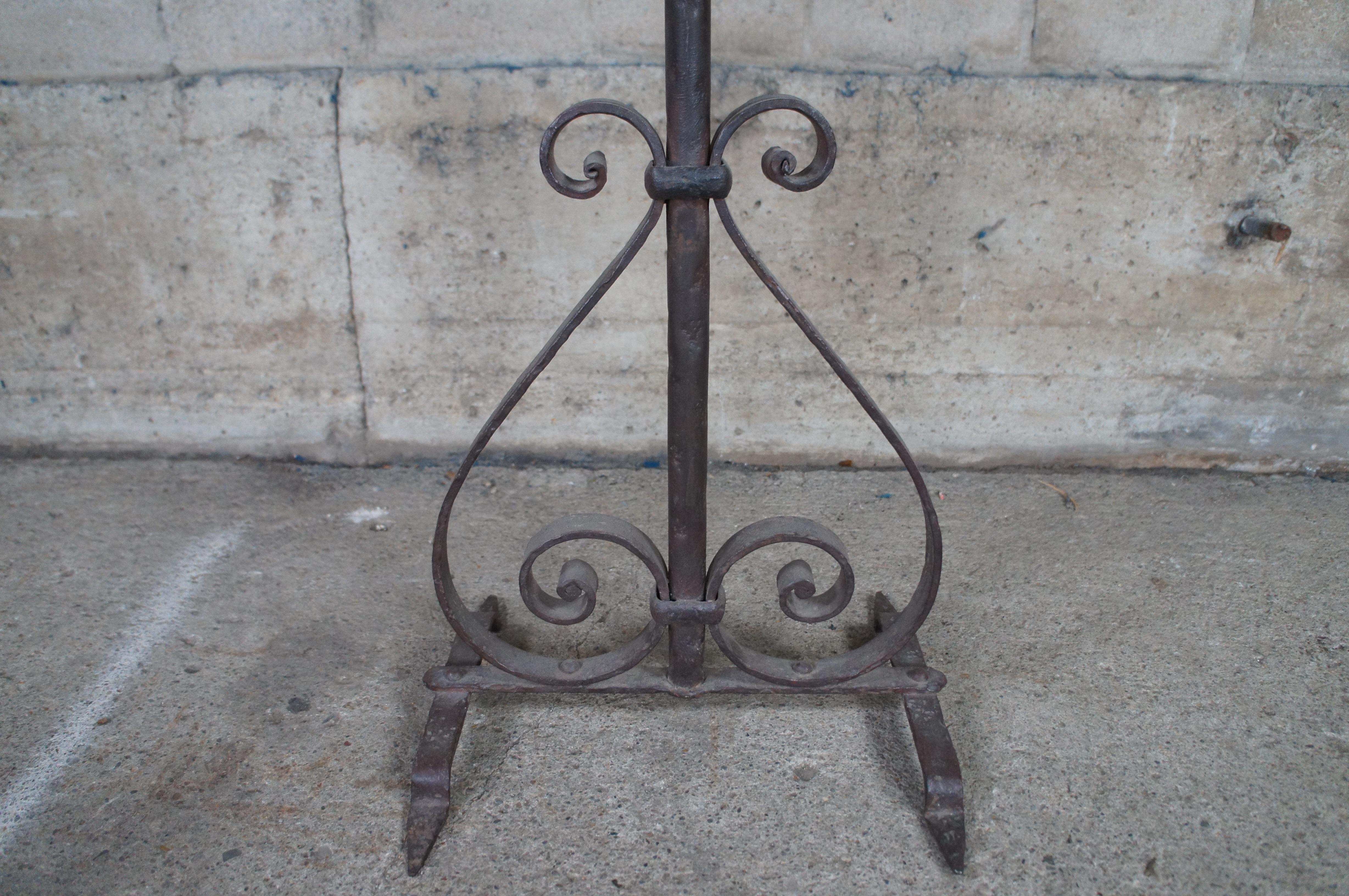Antigua lámpara de pie de hierro forjado de estilo gótico con pie de antorcha para altar de 70 pulgadas en venta 1