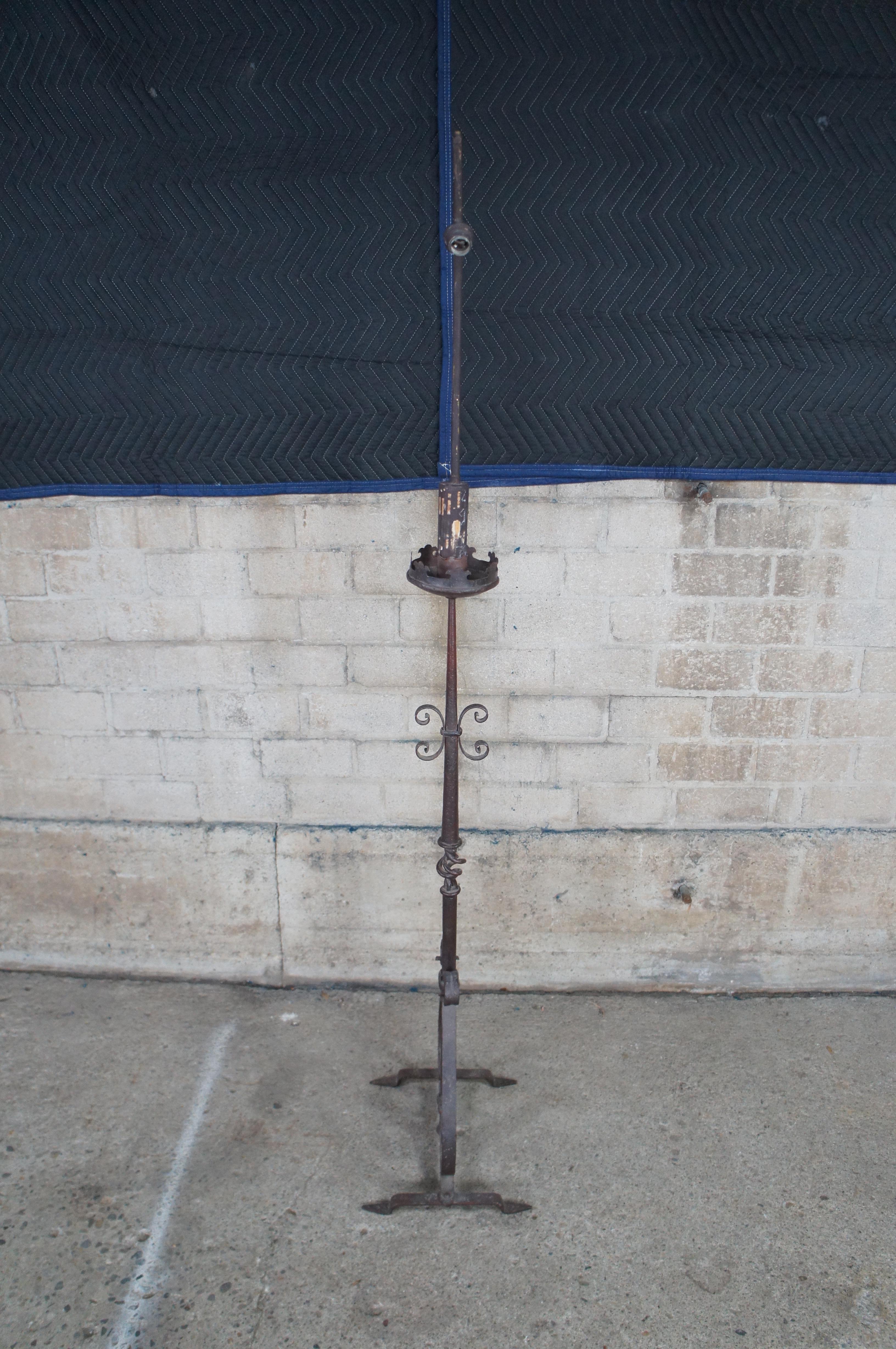 Antigua lámpara de pie de hierro forjado de estilo gótico con pie de antorcha para altar de 70 pulgadas en venta 2