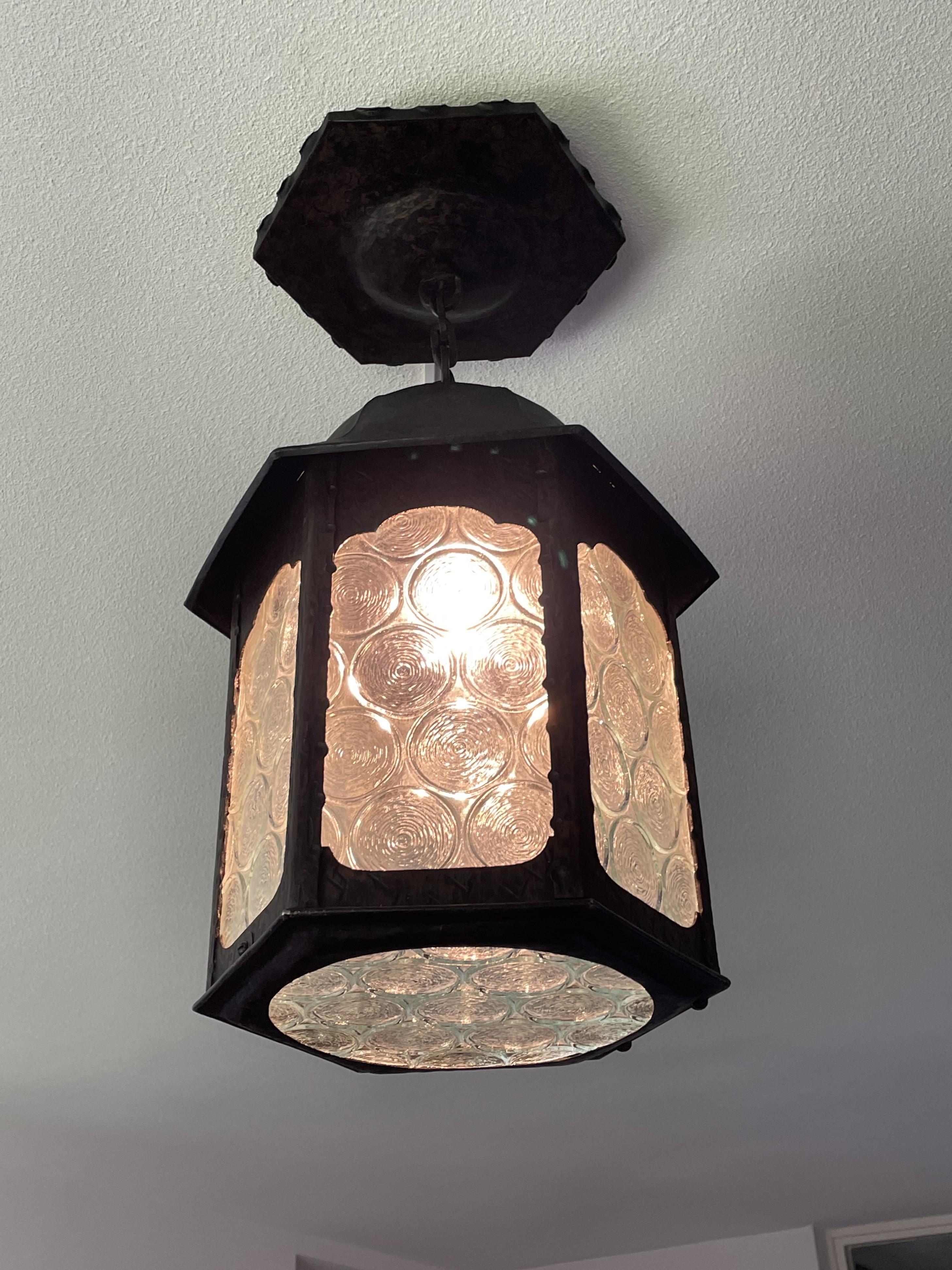 Ancienne lanterne de style néo-gothique en fer forgé et verre d'art unique, porche ou couloir en vente 10