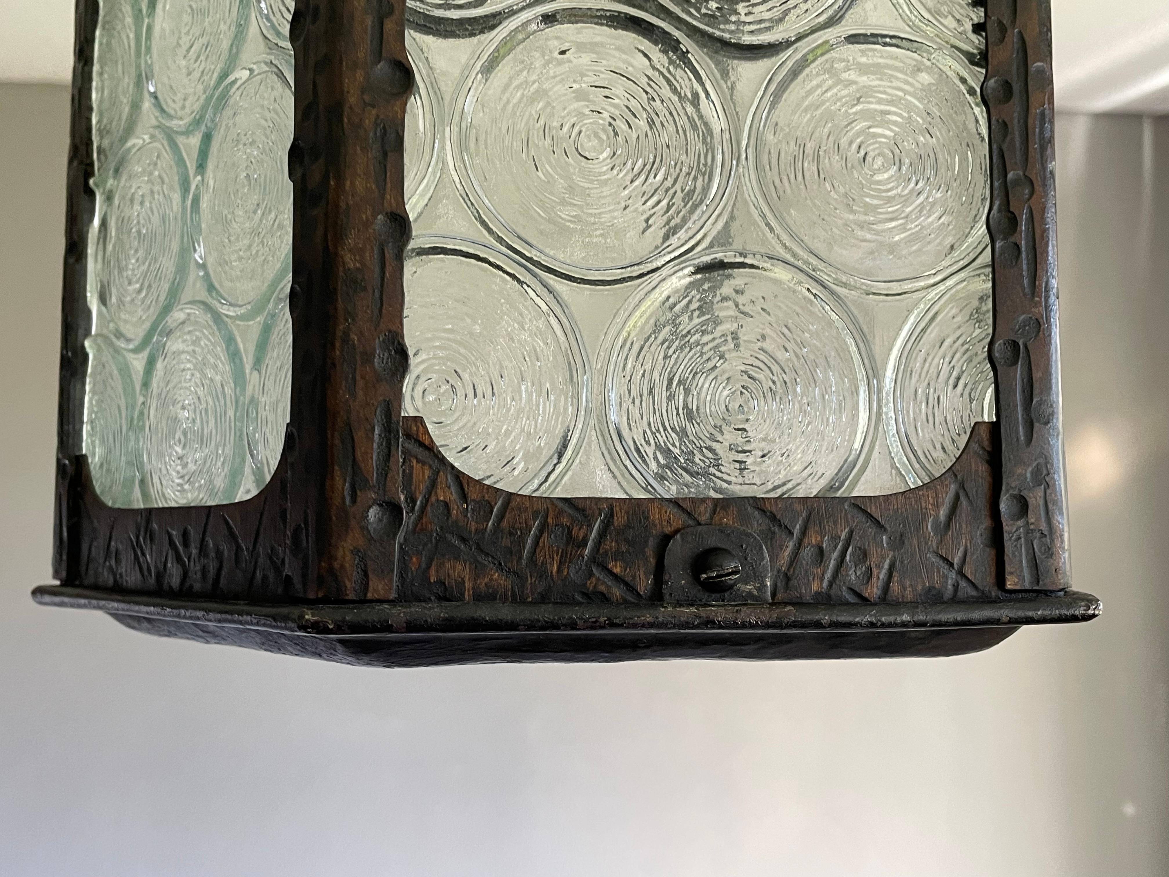 Antike gotische Revival schmiedeeiserne und einzigartige Kunstglas-, Porzellan- oder Flur-Laterne aus Schmiedeeisen im Angebot 12