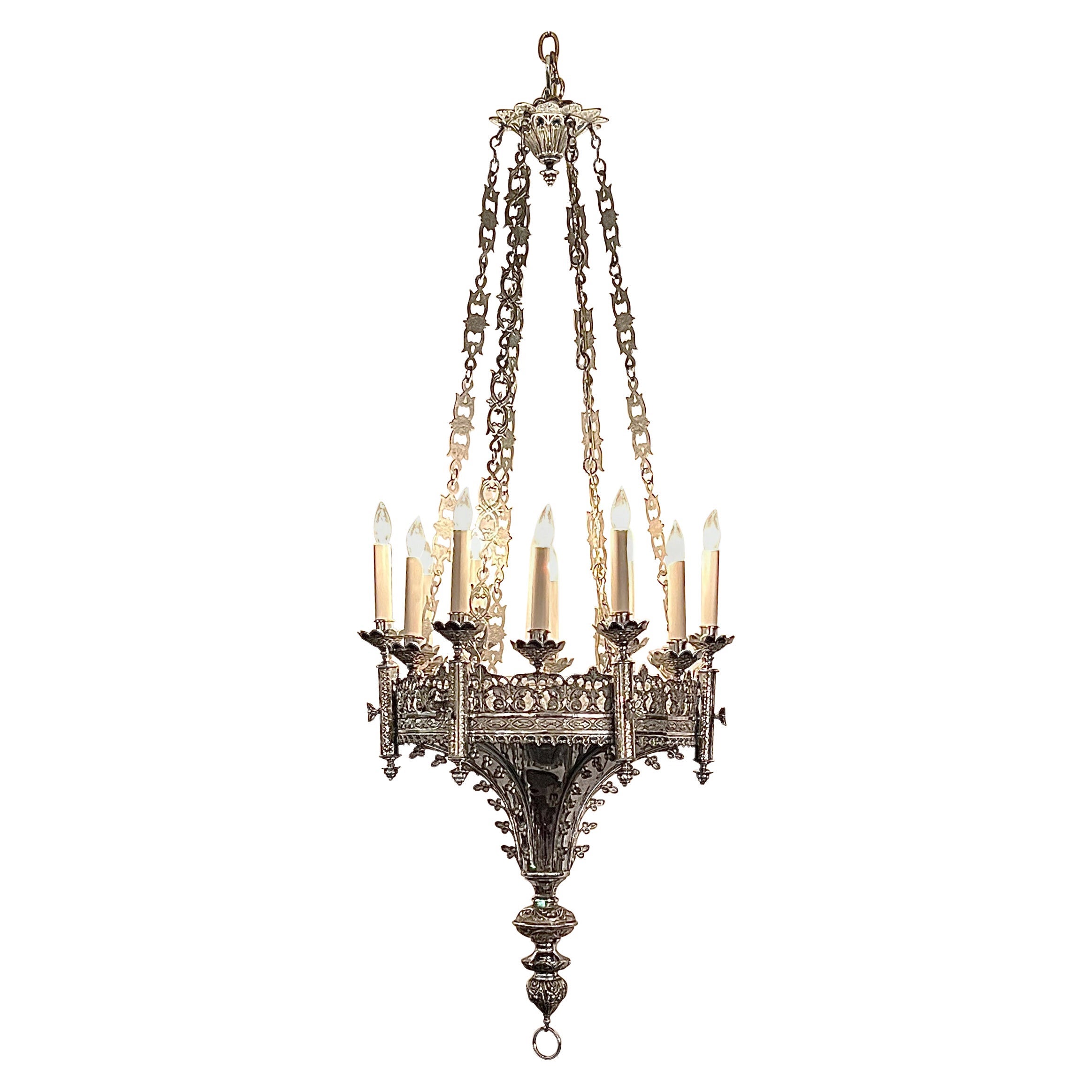Lustre gothique ancien à 12 éclairages en bronze argenté, vers 1860.