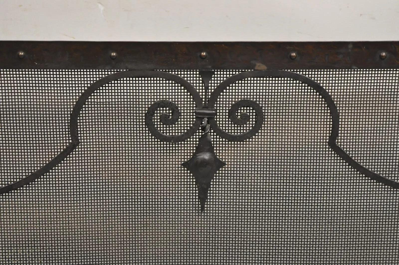 Gothique Antique écran de cheminée gothique de la Renaissance espagnole en fer martelé à volutes en vente