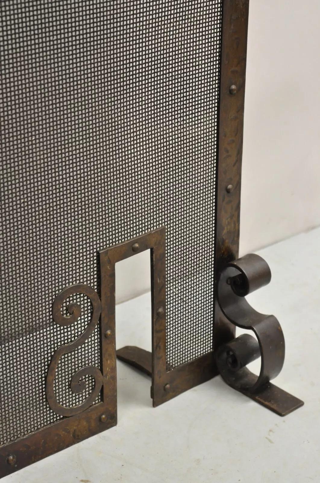 Inconnu Antique écran de cheminée gothique de la Renaissance espagnole en fer martelé à volutes en vente