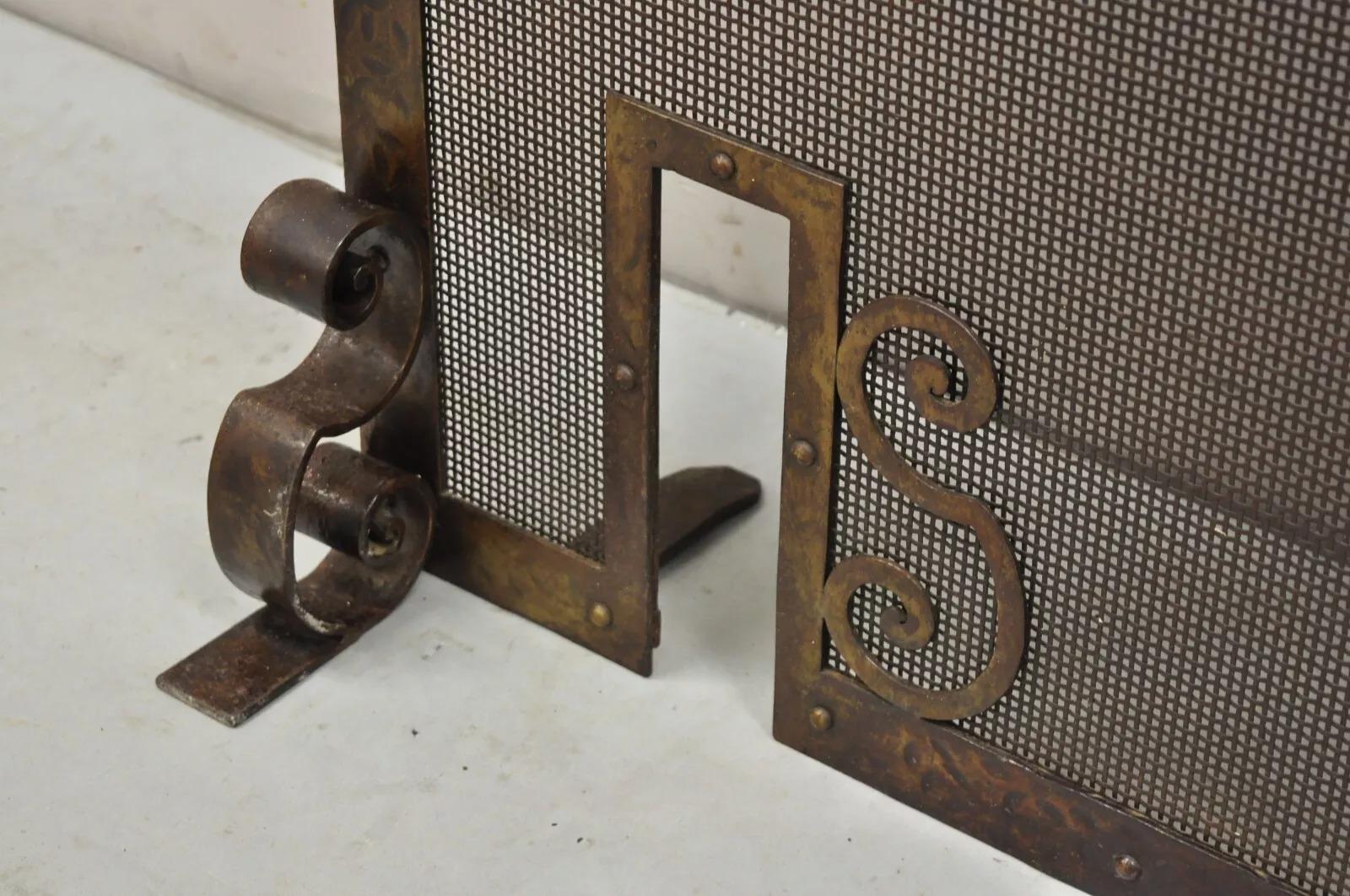 Fer Antique écran de cheminée gothique de la Renaissance espagnole en fer martelé à volutes en vente