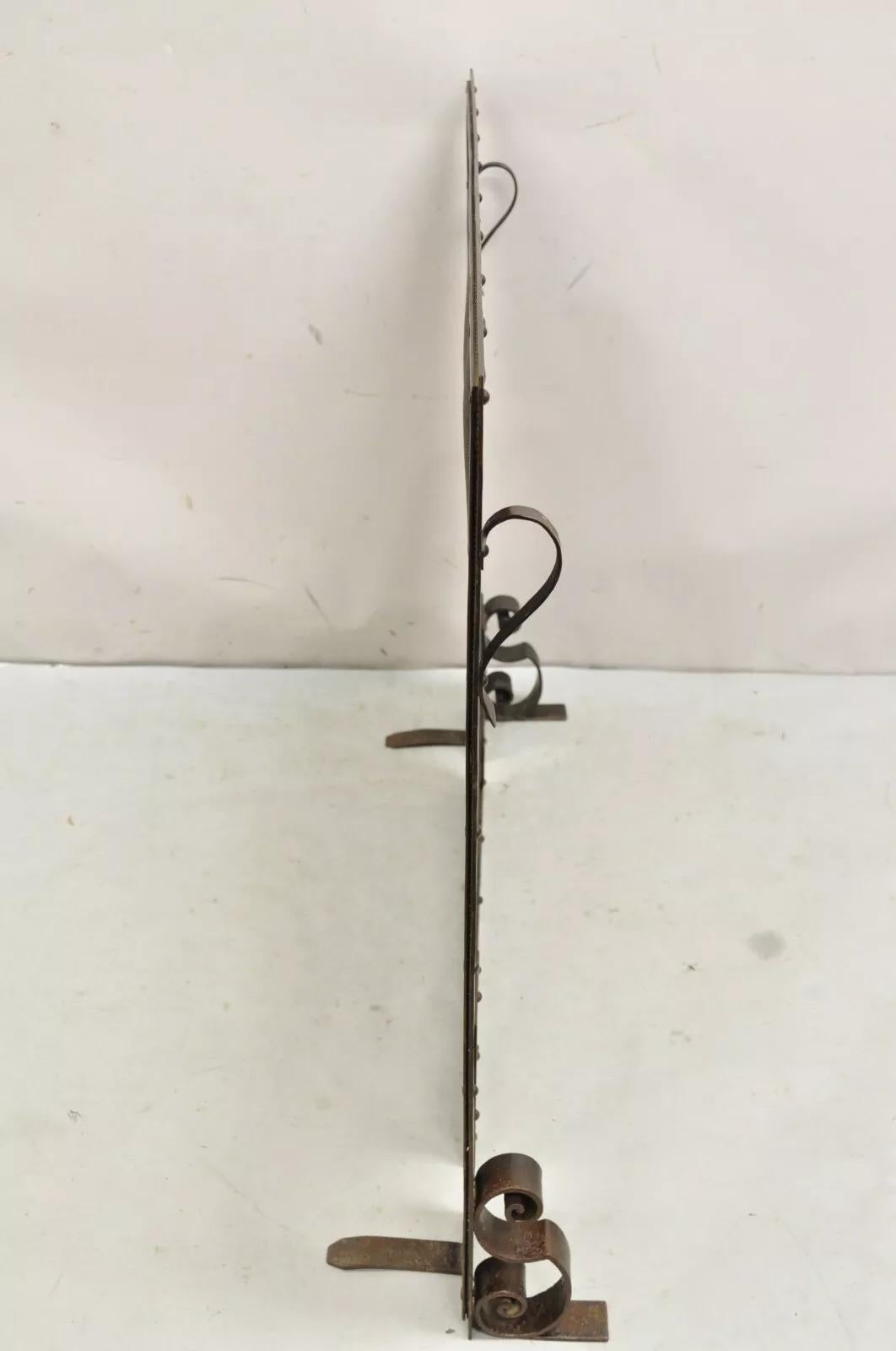 Antique écran de cheminée gothique de la Renaissance espagnole en fer martelé à volutes en vente 2