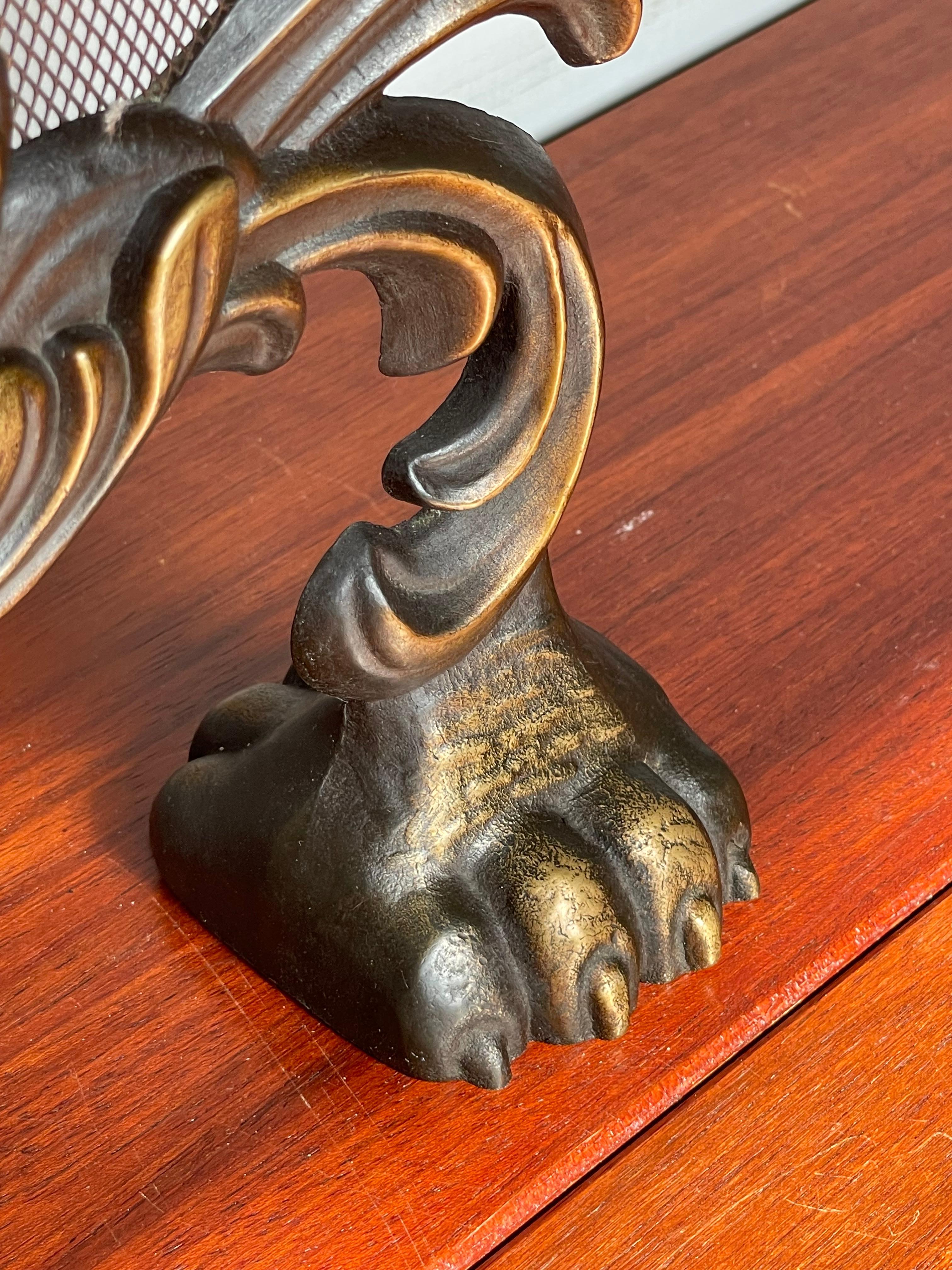 Antiker Bronze-Kaminschirm im gotischen Stil mit Drachenskulpturen und mintfarbenem Drahtgeflecht im Angebot 5