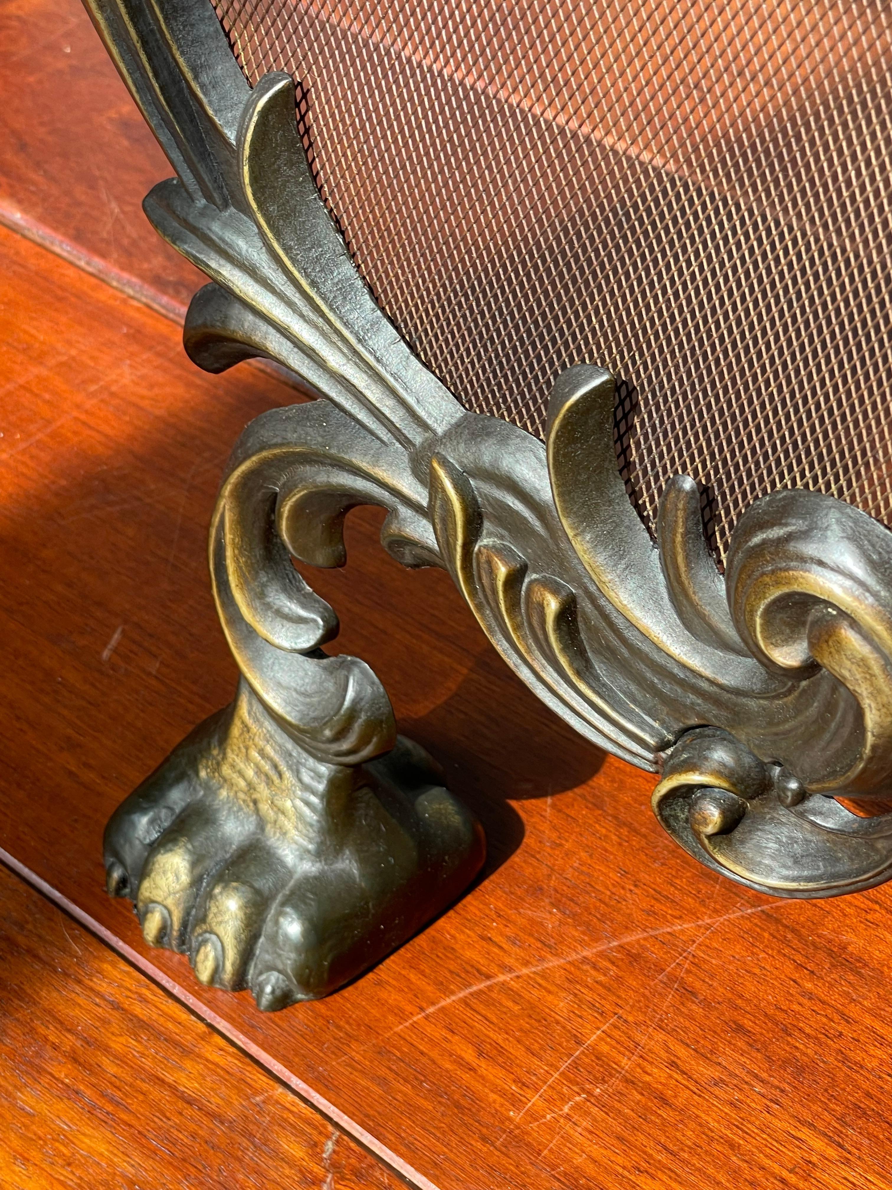 Antiker Bronze-Kaminschirm im gotischen Stil mit Drachenskulpturen und mintfarbenem Drahtgeflecht (Gegossen) im Angebot