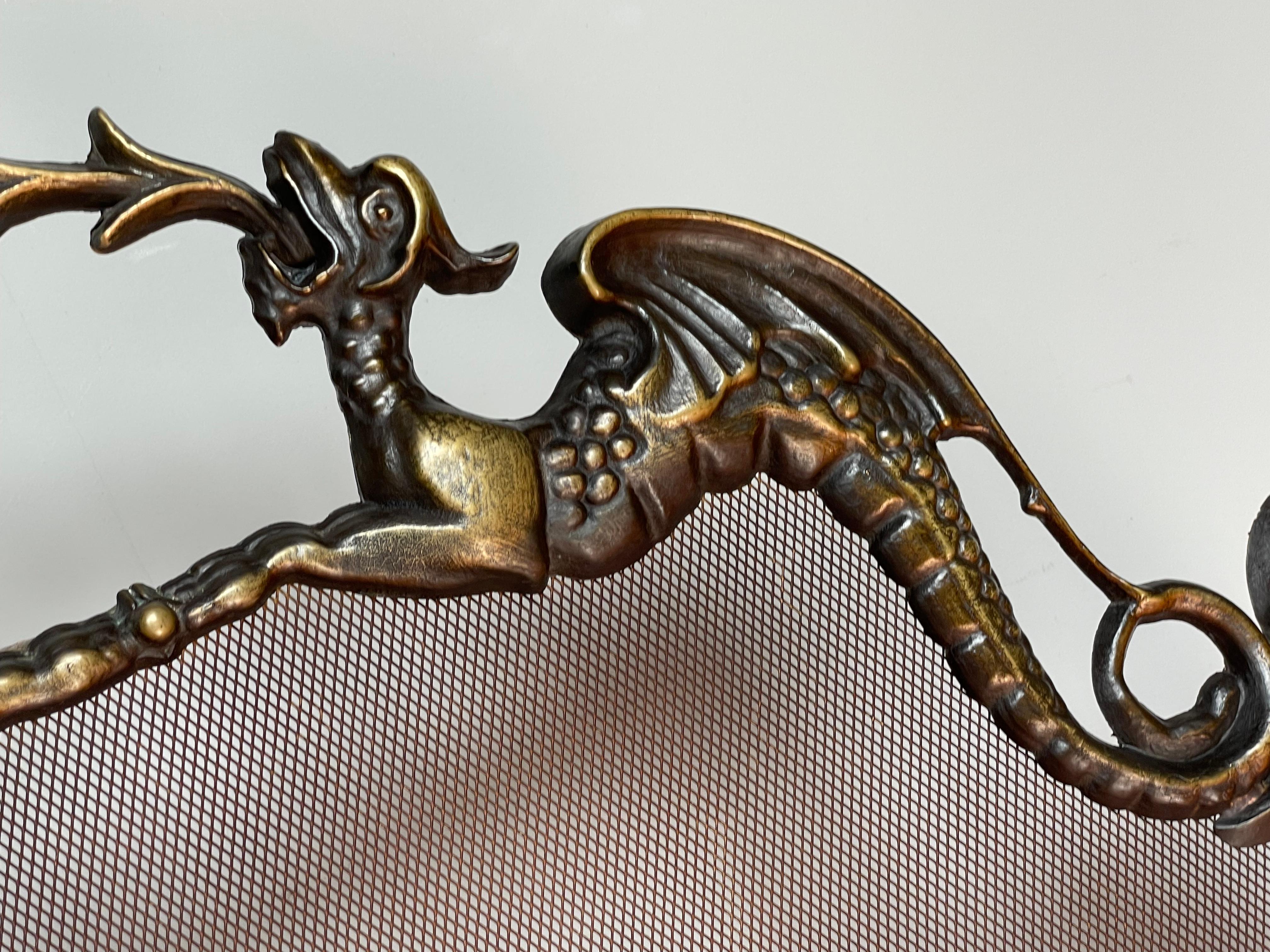 Antiker Bronze-Kaminschirm im gotischen Stil mit Drachenskulpturen und mintfarbenem Drahtgeflecht (20. Jahrhundert) im Angebot