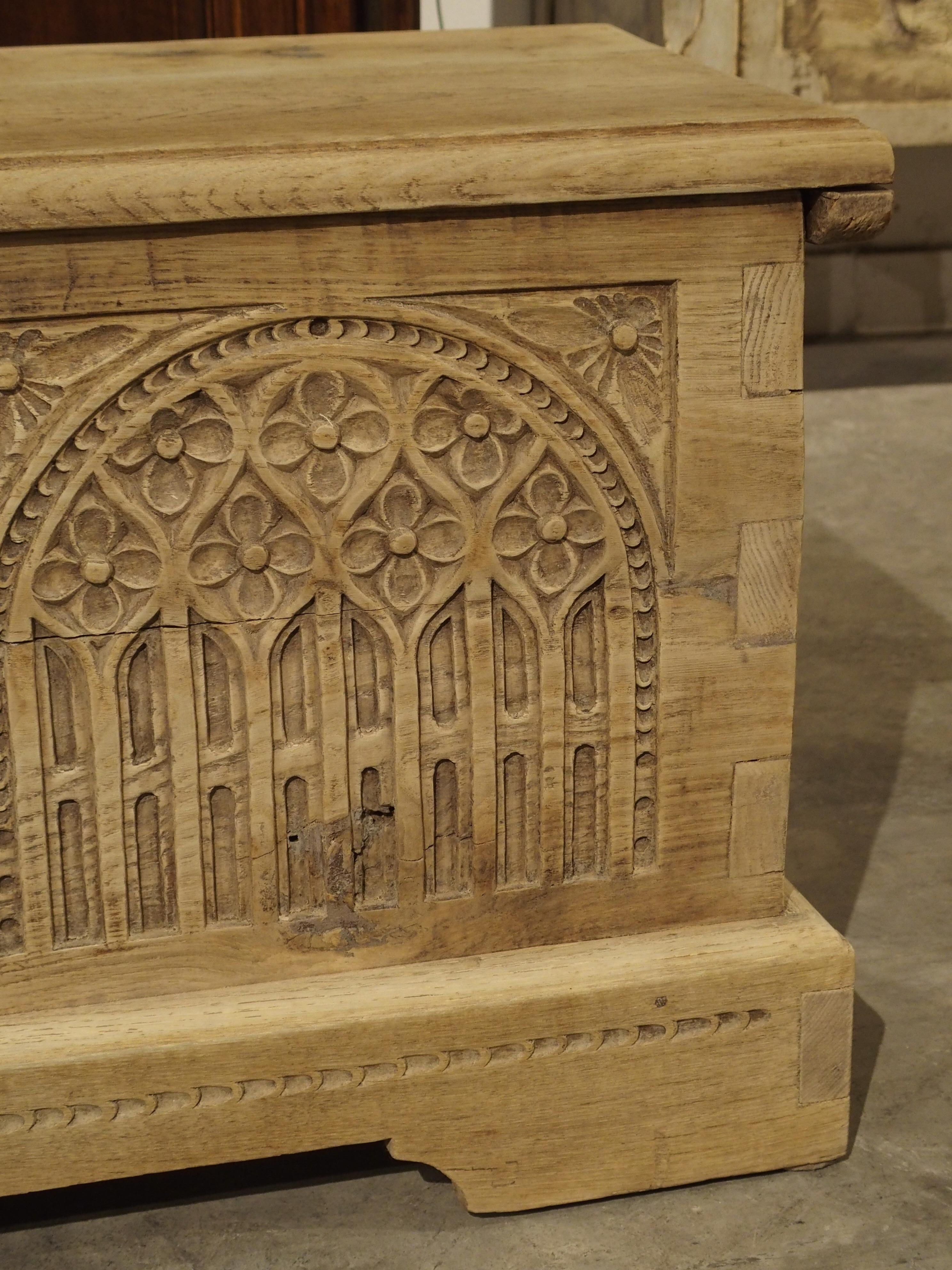 Antique Gothic Style Carved Oak Trunk, circa 1900 In Good Condition In Dallas, TX