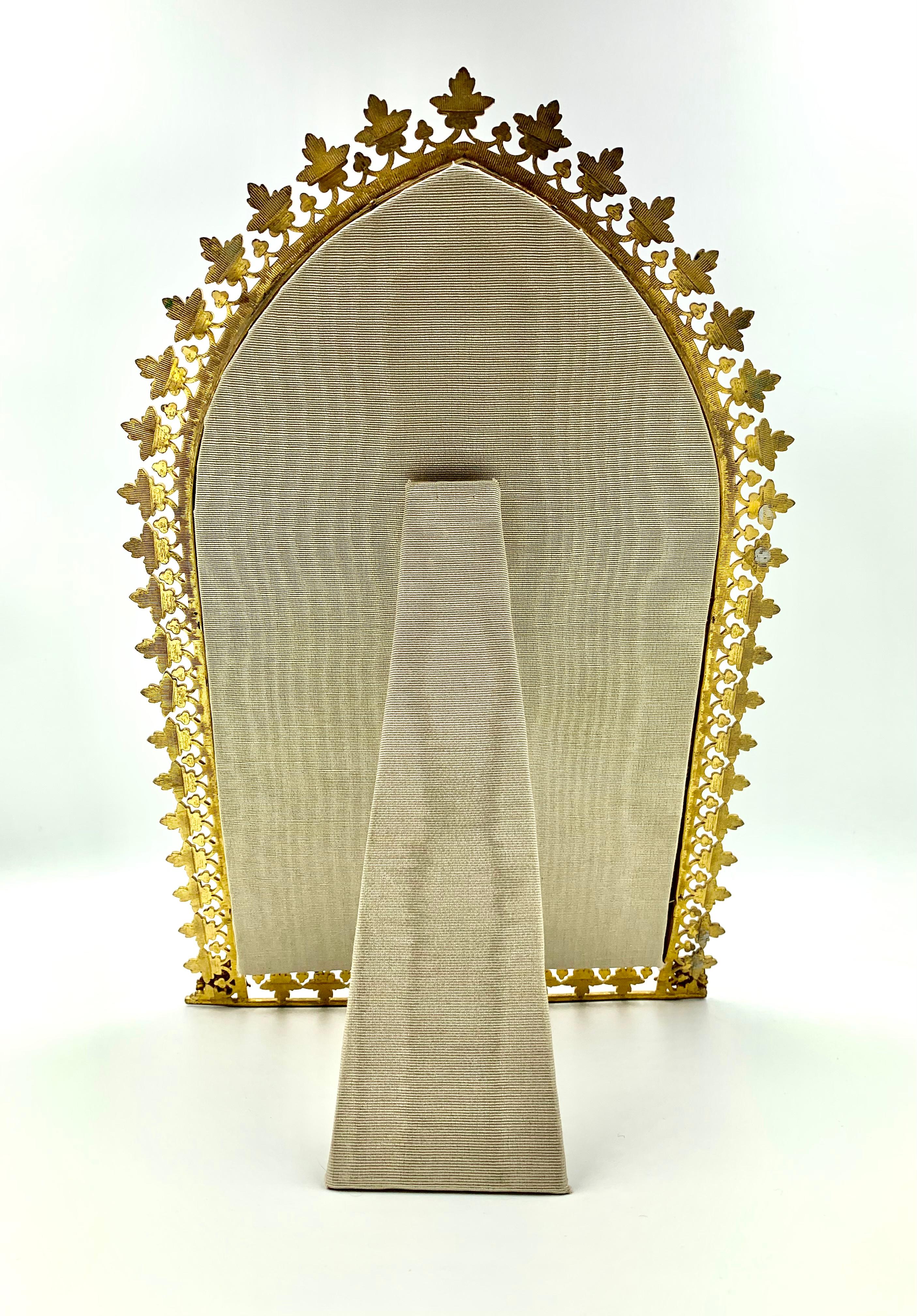 Gothique Miroir de table de coiffeuse en forme d'arc en bronze doré de style gothique français ancien en vente