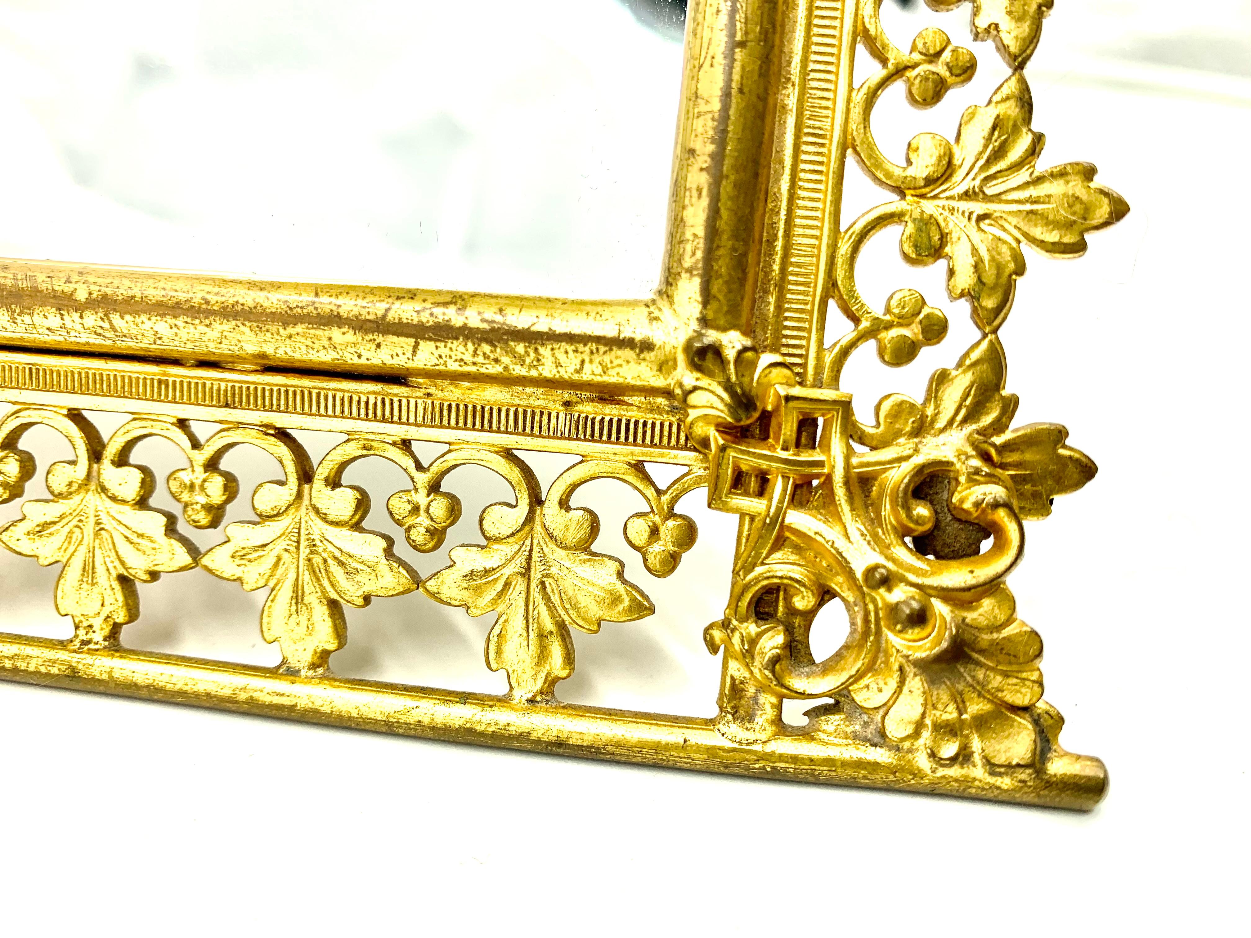 Antiker französischer Waschtisch-Spiegel im gotischen Stil aus vergoldeter Bronze in Bogenform (Französisch) im Angebot