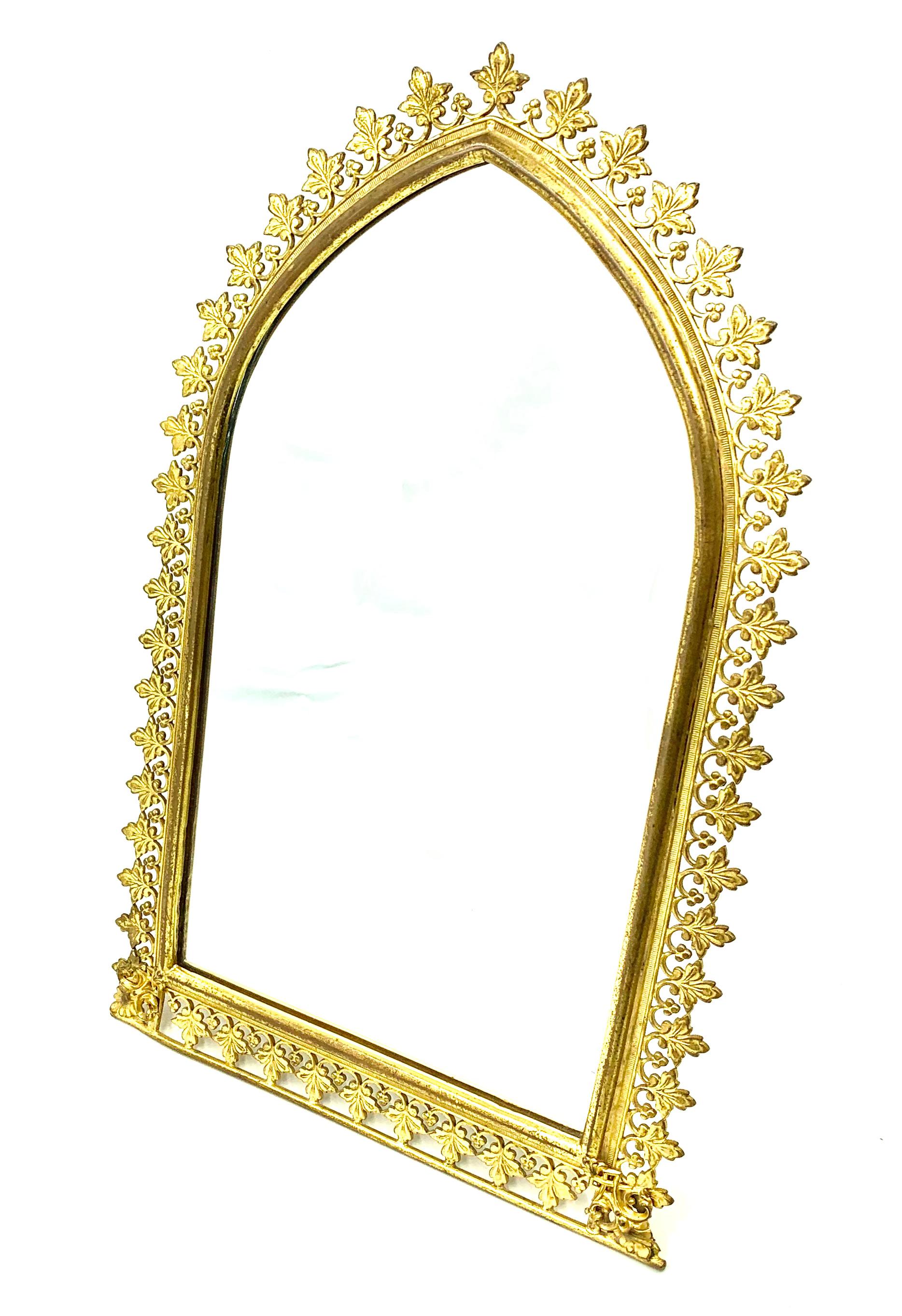 Antiker französischer Waschtisch-Spiegel im gotischen Stil aus vergoldeter Bronze in Bogenform im Zustand „Gut“ im Angebot in New York, NY