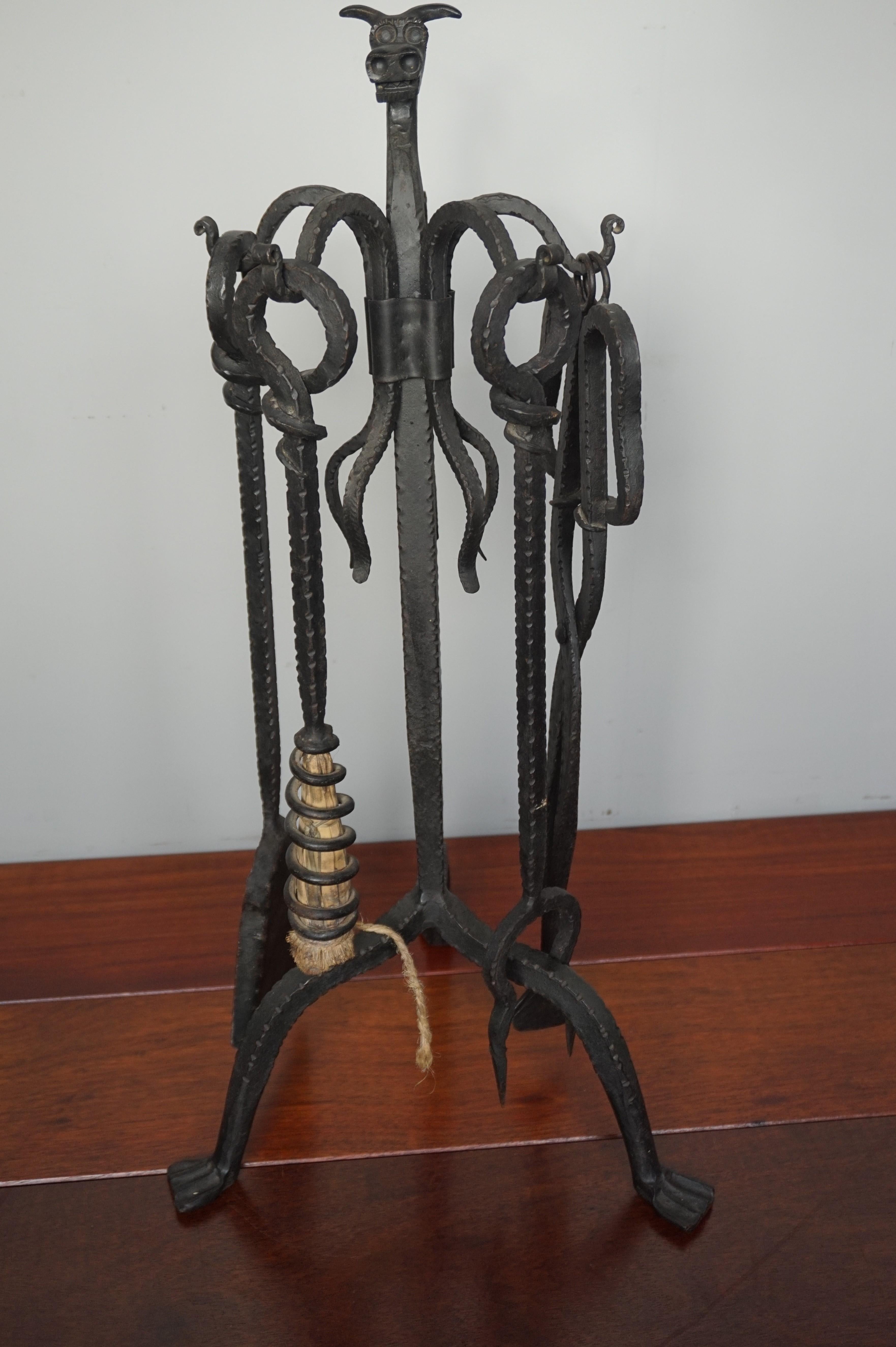 Antikes Kaminbesteck im gotischen Stil, handgeschmiedetes schmiedeeisernes Drachenkopf-Kaminbesteck (Neugotik)