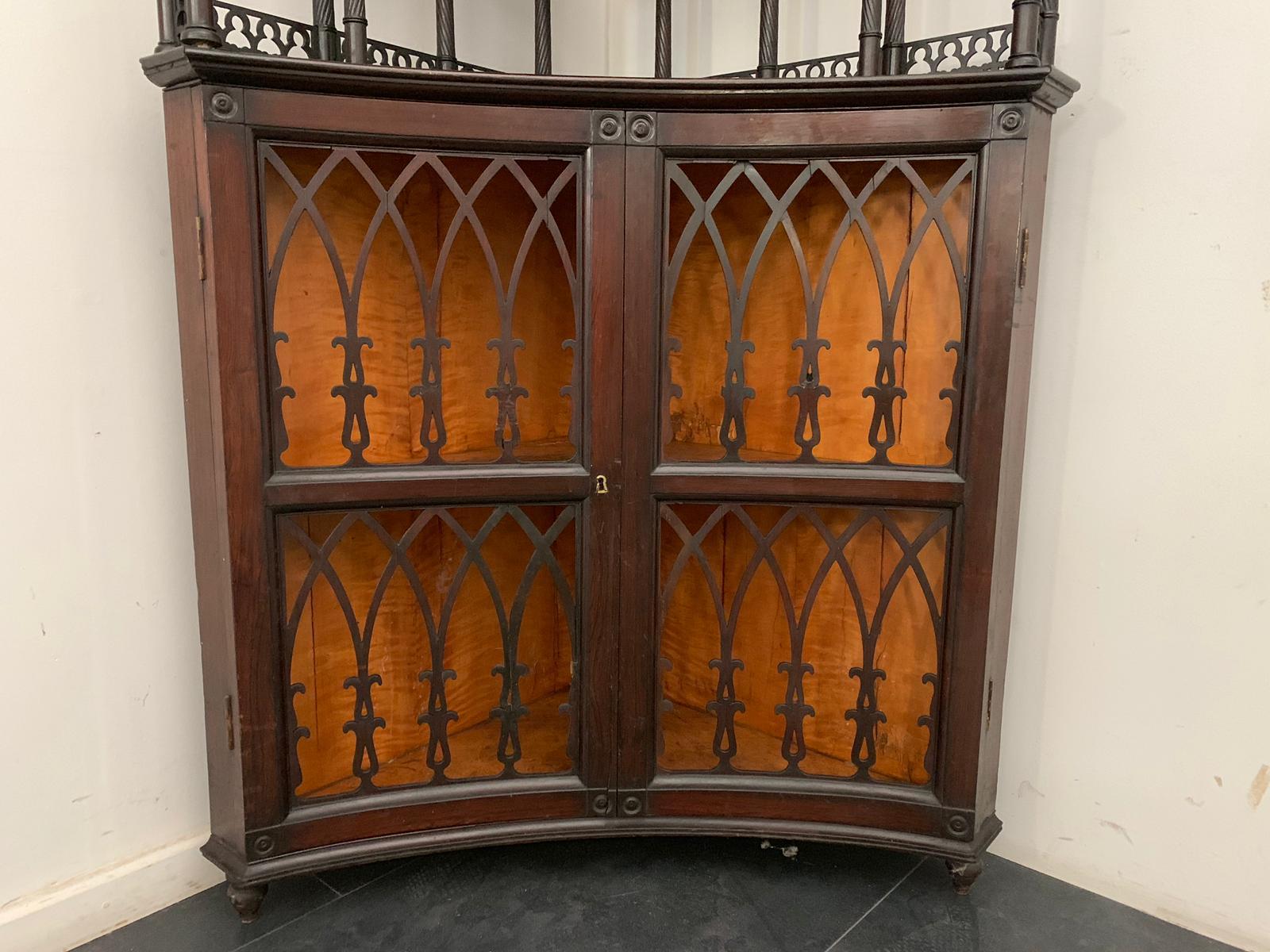 Antique Gothic Style Mahogany Corner Cabinet In Good Condition For Sale In Montelabbate, PU