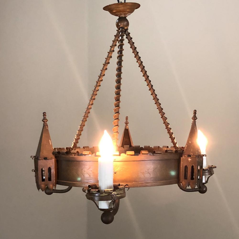 Lustre gothique ancien en fer forgé en vente 3