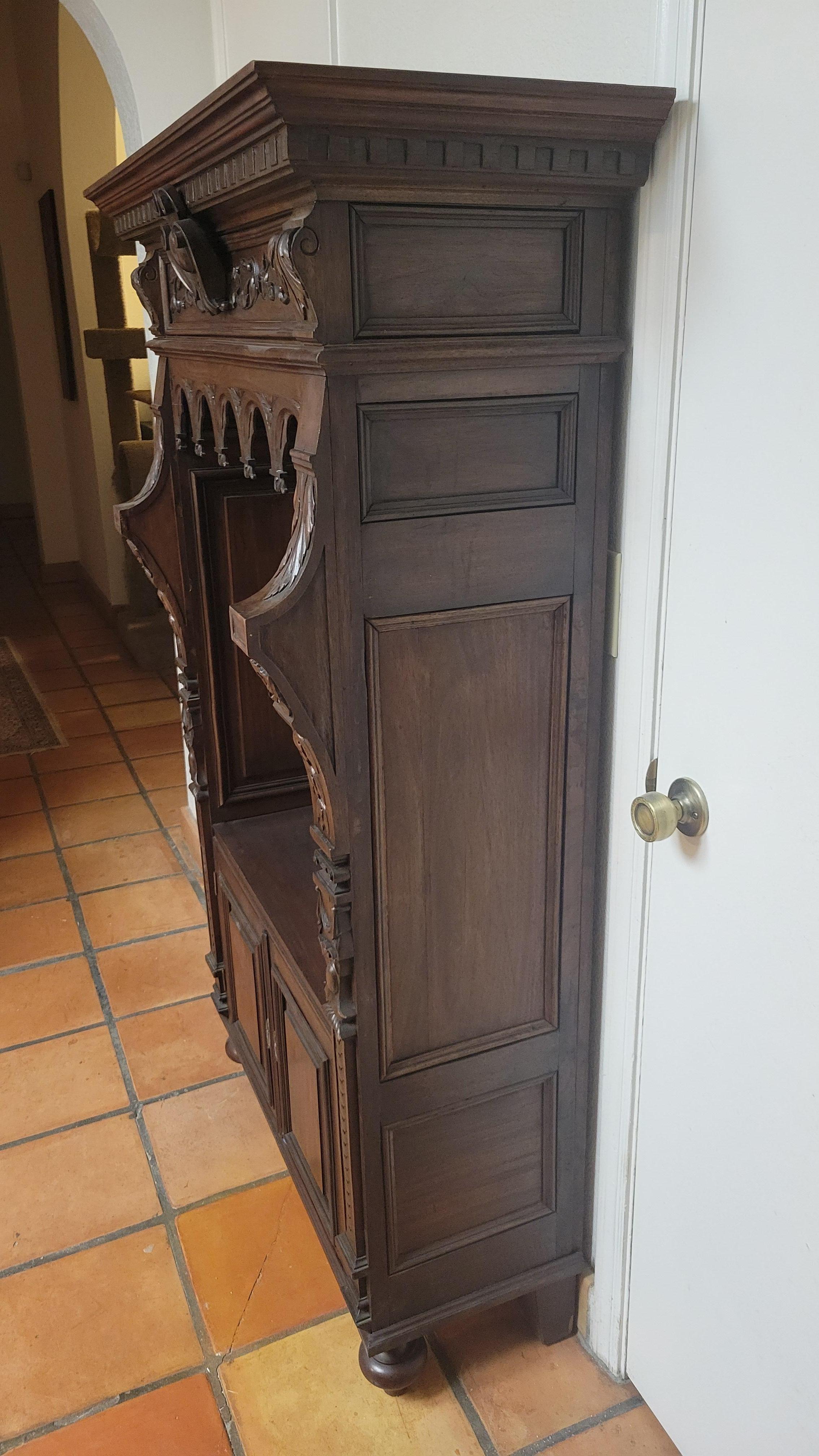 Antica credenza in mogano intagliata a mano Gothis in vendita 4