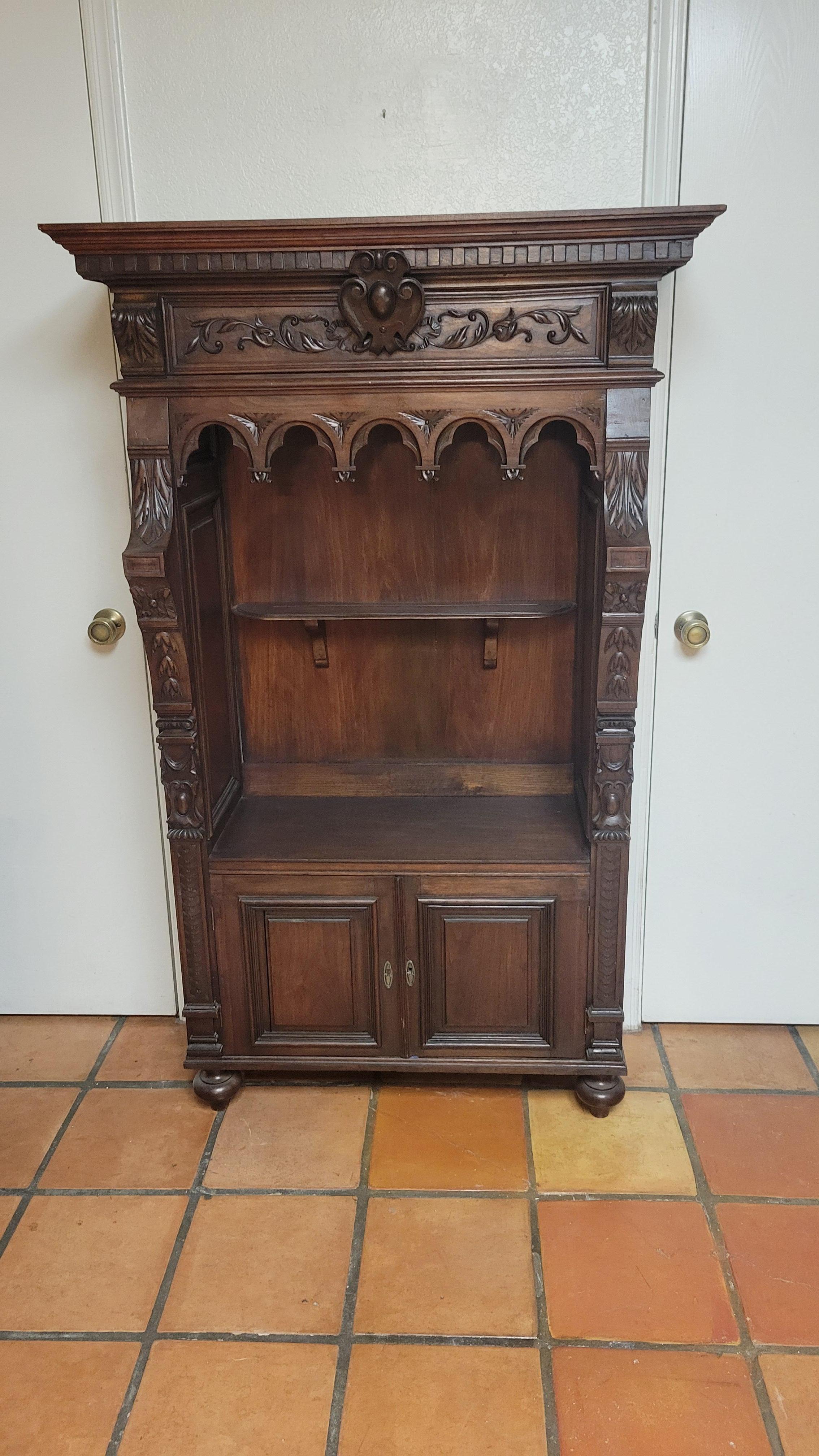Antica credenza in mogano intagliata a mano Gothis in vendita 5
