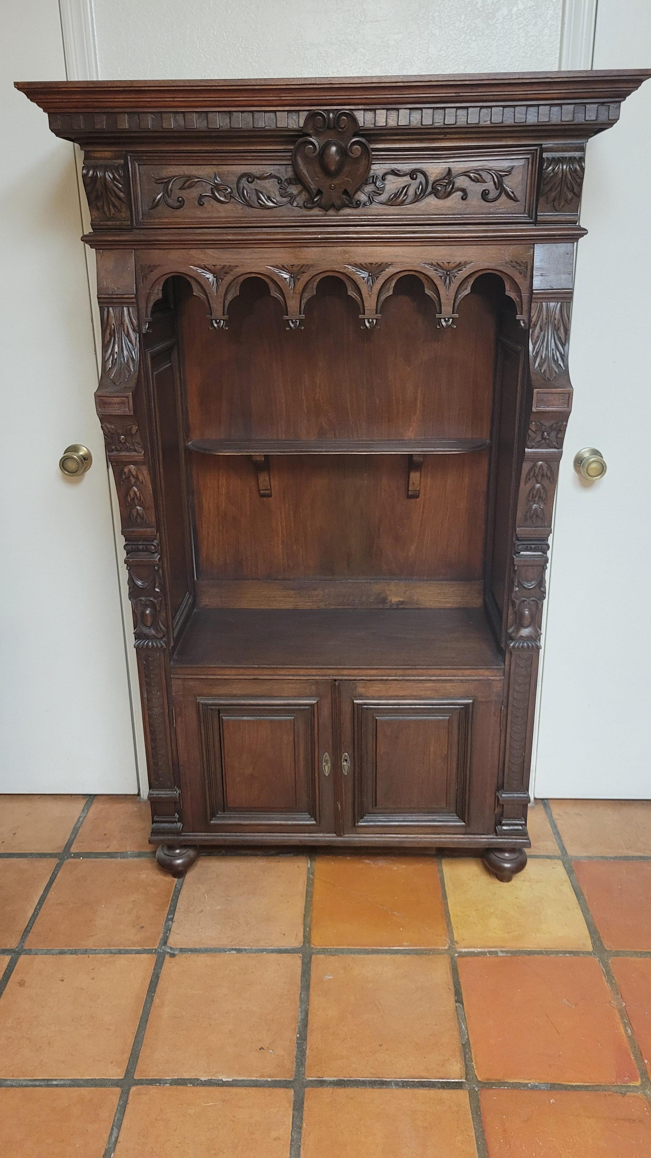 Intagliato a mano Antica credenza in mogano intagliata a mano Gothis in vendita
