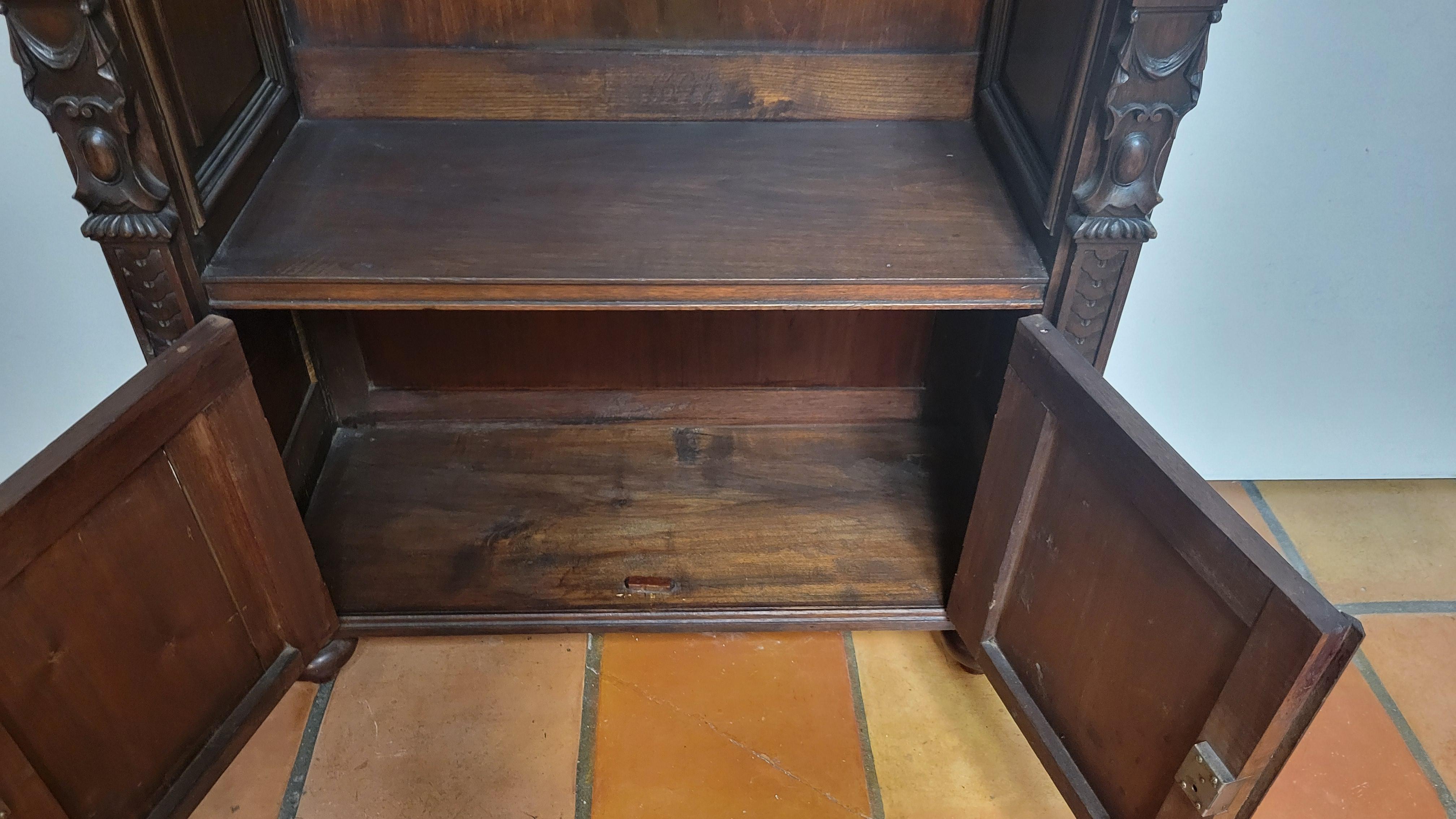 Antica credenza in mogano intagliata a mano Gothis In condizioni buone in vendita a Phoenix, AZ