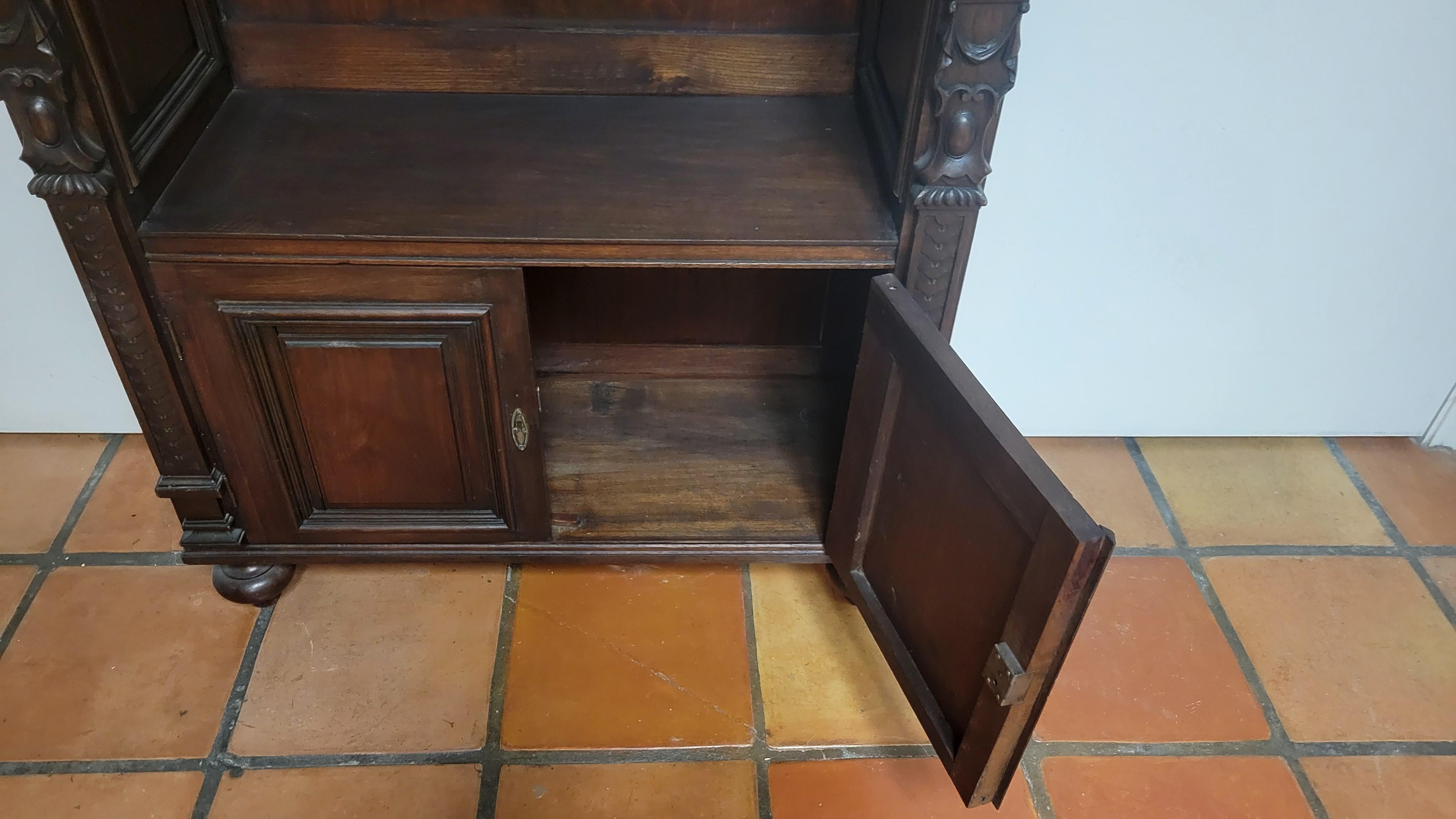XIX secolo Antica credenza in mogano intagliata a mano Gothis in vendita