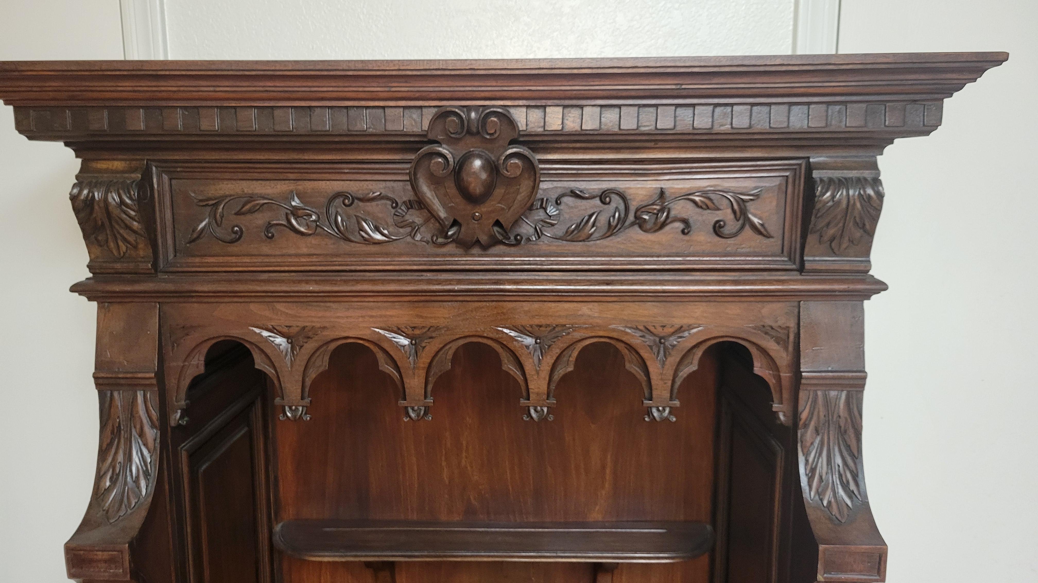 Mogano Antica credenza in mogano intagliata a mano Gothis in vendita