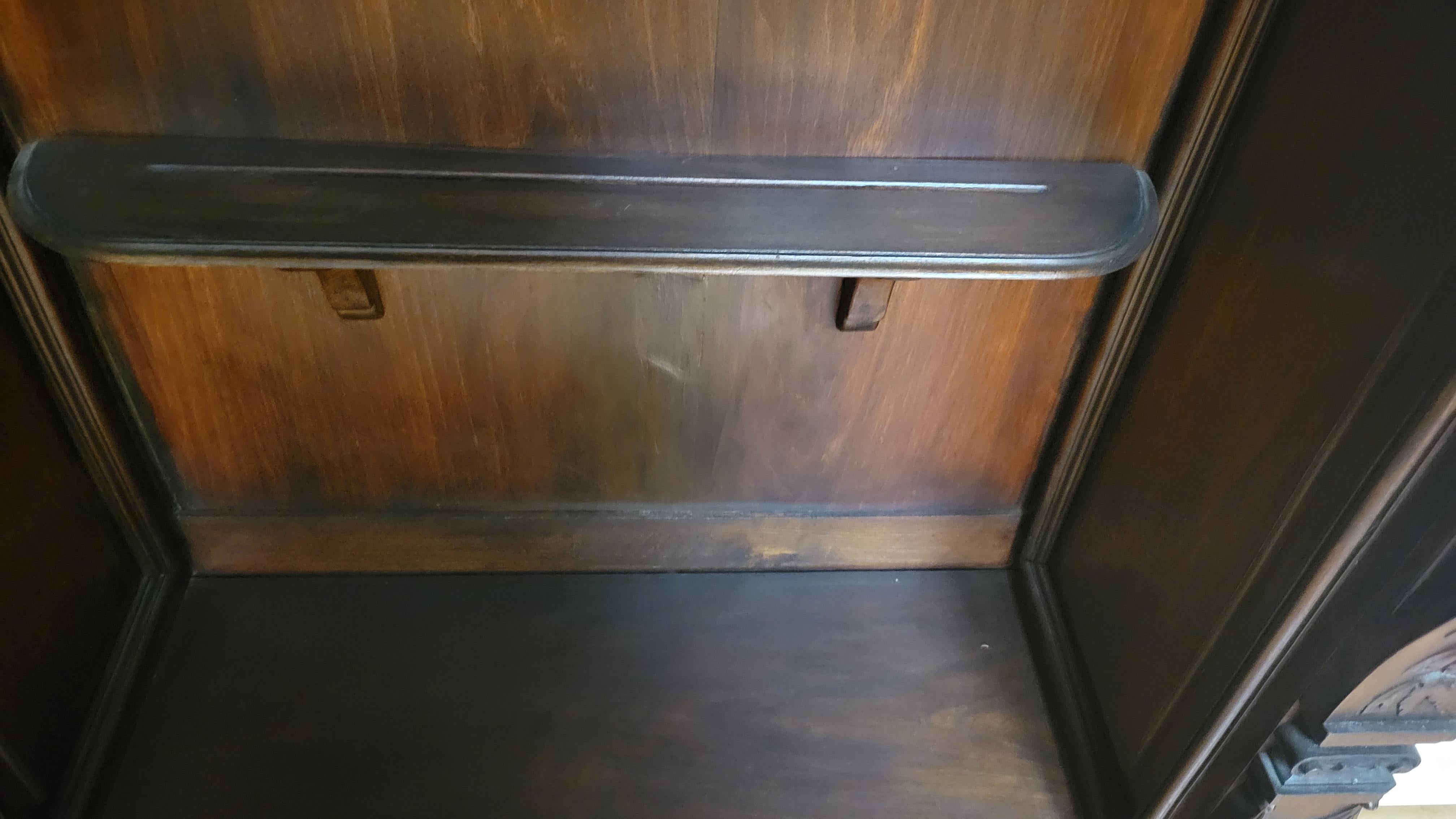 Antica credenza in mogano intagliata a mano Gothis in vendita 1