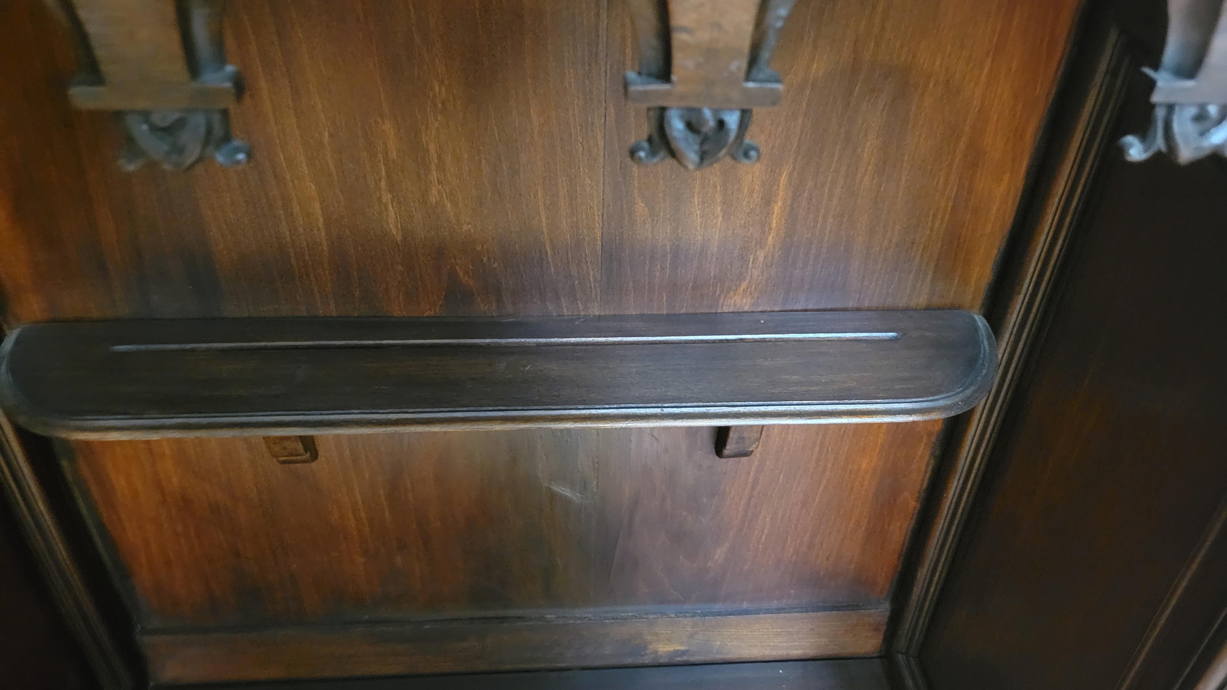 Antica credenza in mogano intagliata a mano Gothis in vendita 2