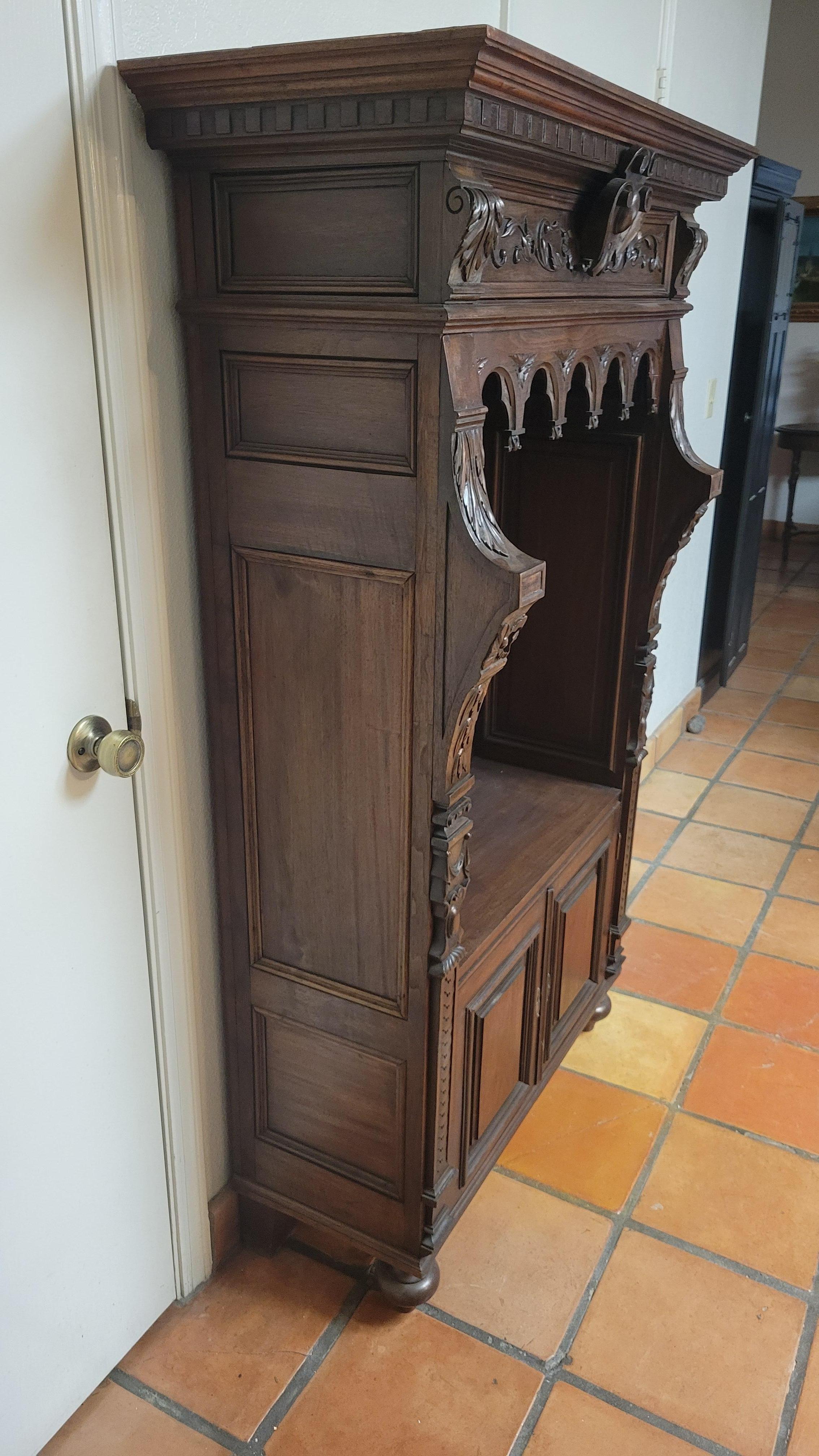 Antica credenza in mogano intagliata a mano Gothis in vendita 3