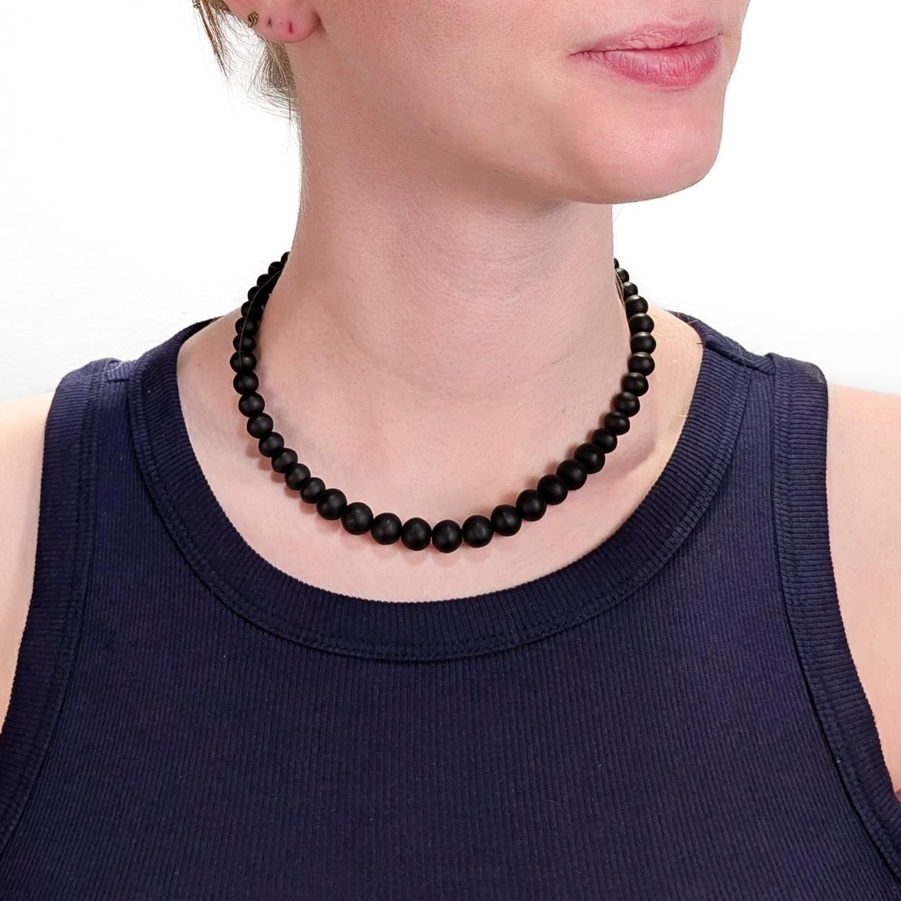Un fino collar de luto antiguo.

Compuesto por 53 cuentas de azabache graduadas. 

Asegurado con un cierre de barril victoriano relleno.

Restringida en una cadena posterior.

¡Simplemente un collar maravilloso!

Date:
siglo XX

Estado general:
En