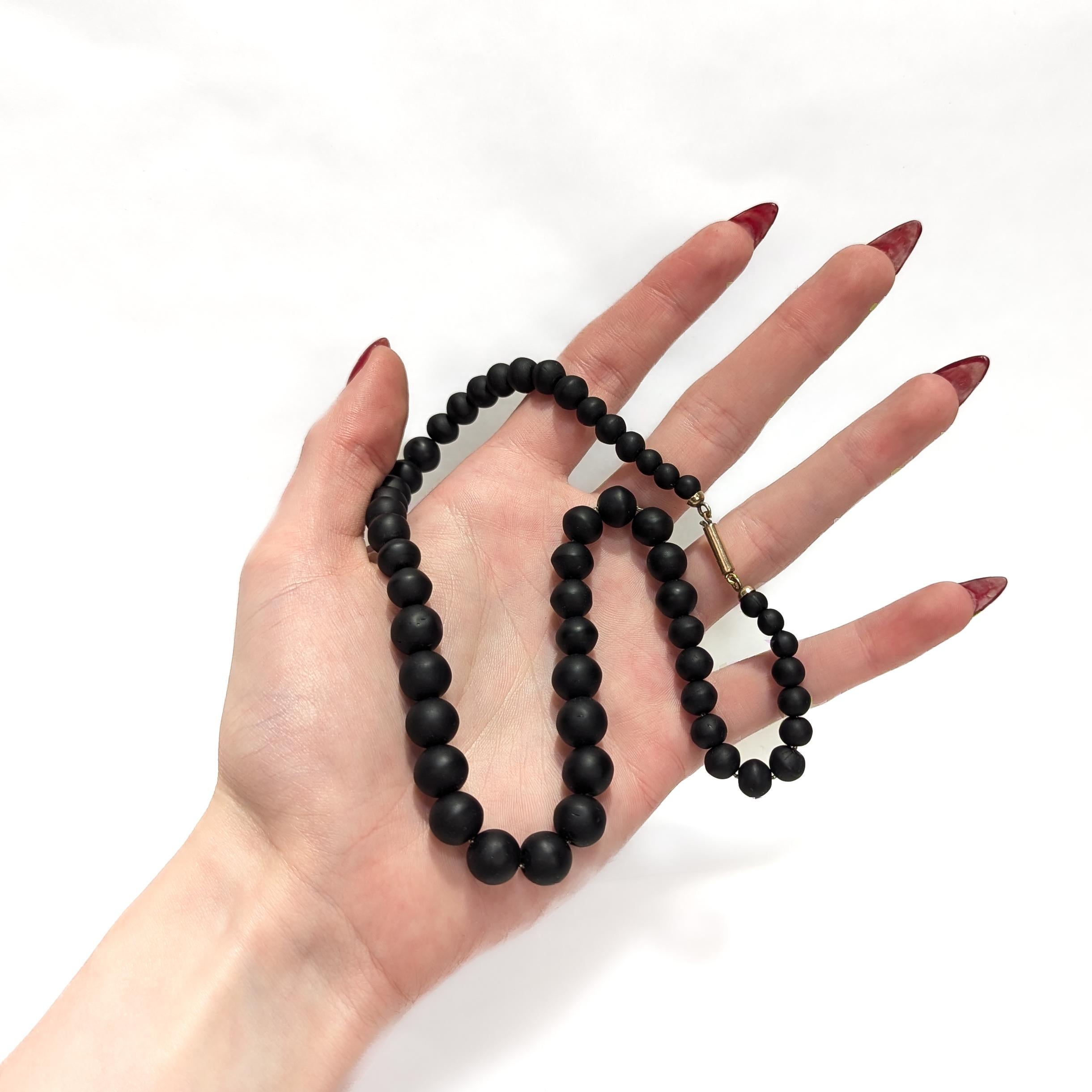 Collar de Luto de Azabache Graduado Antiguo en Bueno estado para la venta en Philadelphia, PA