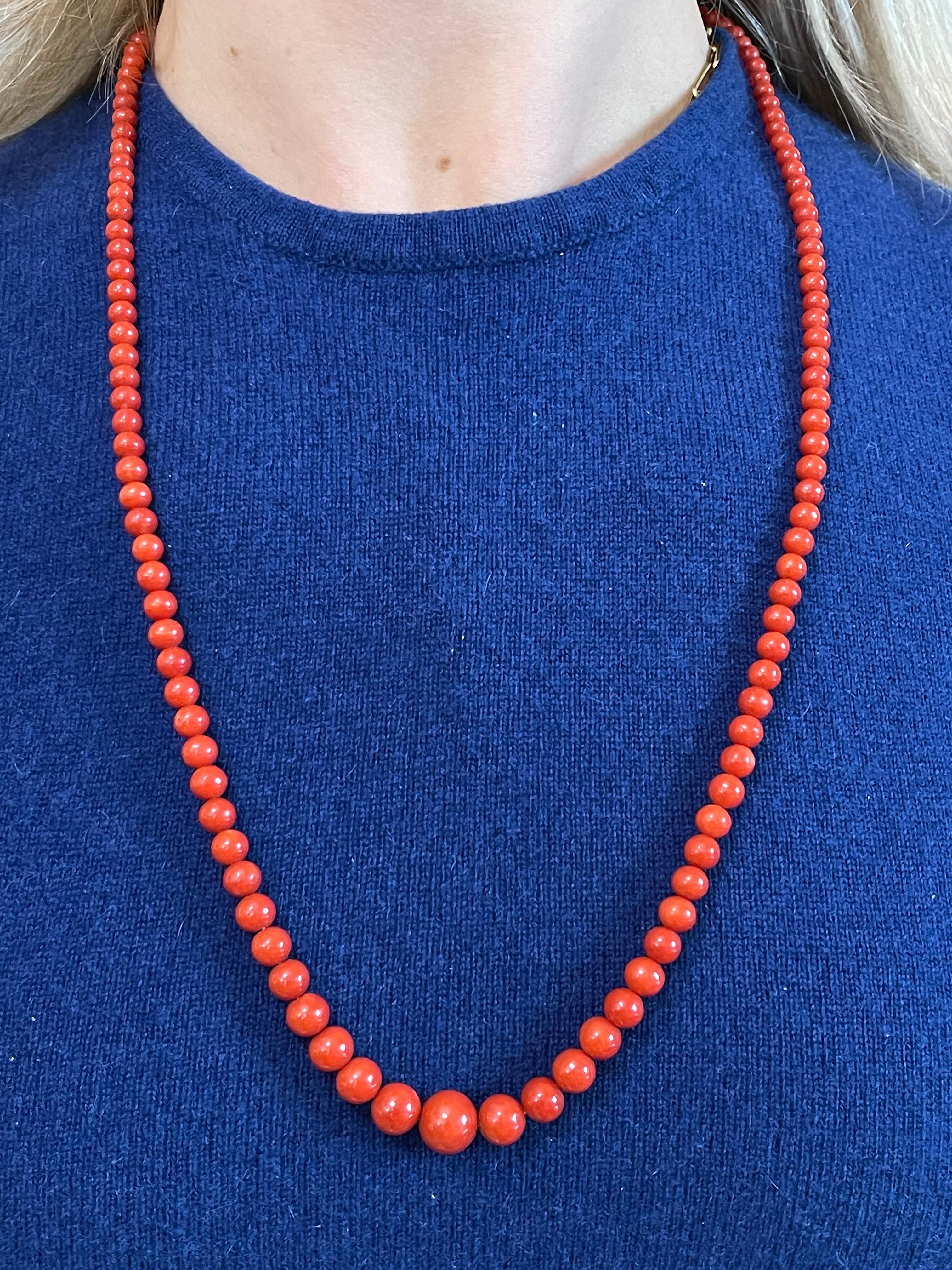 Antique Graduated Coral Bead Gold Necklace In Excellent Condition For Sale In New York, NY
