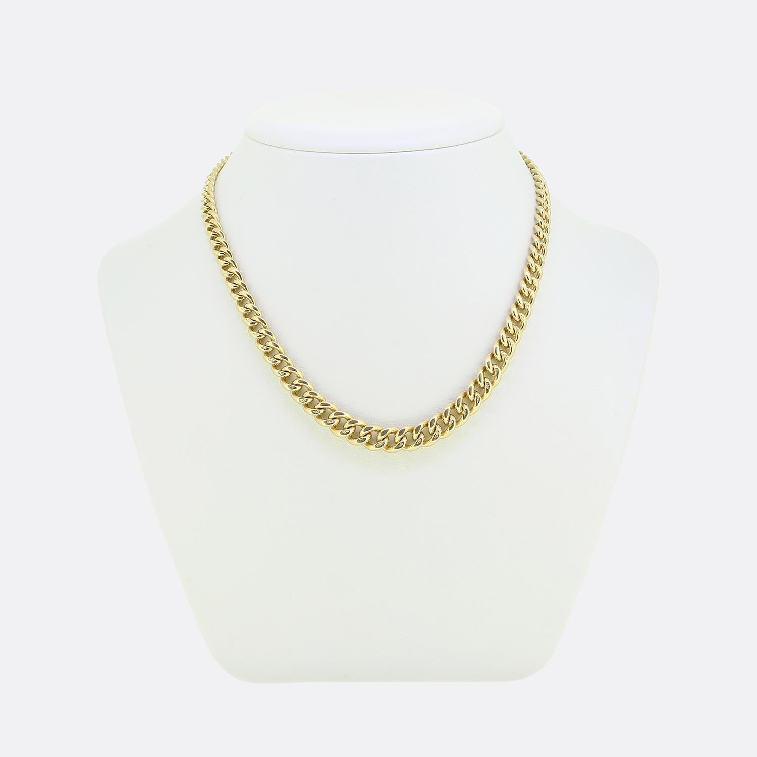 Nous avons ici une magnifique et rare chaîne en or jaune 18ct. La chaîne comporte des maillons solides partiellement poinçonnés dont la taille augmente vers le centre. Elle aurait d'abord été une chaîne d'Albert, mais elle convient maintenant