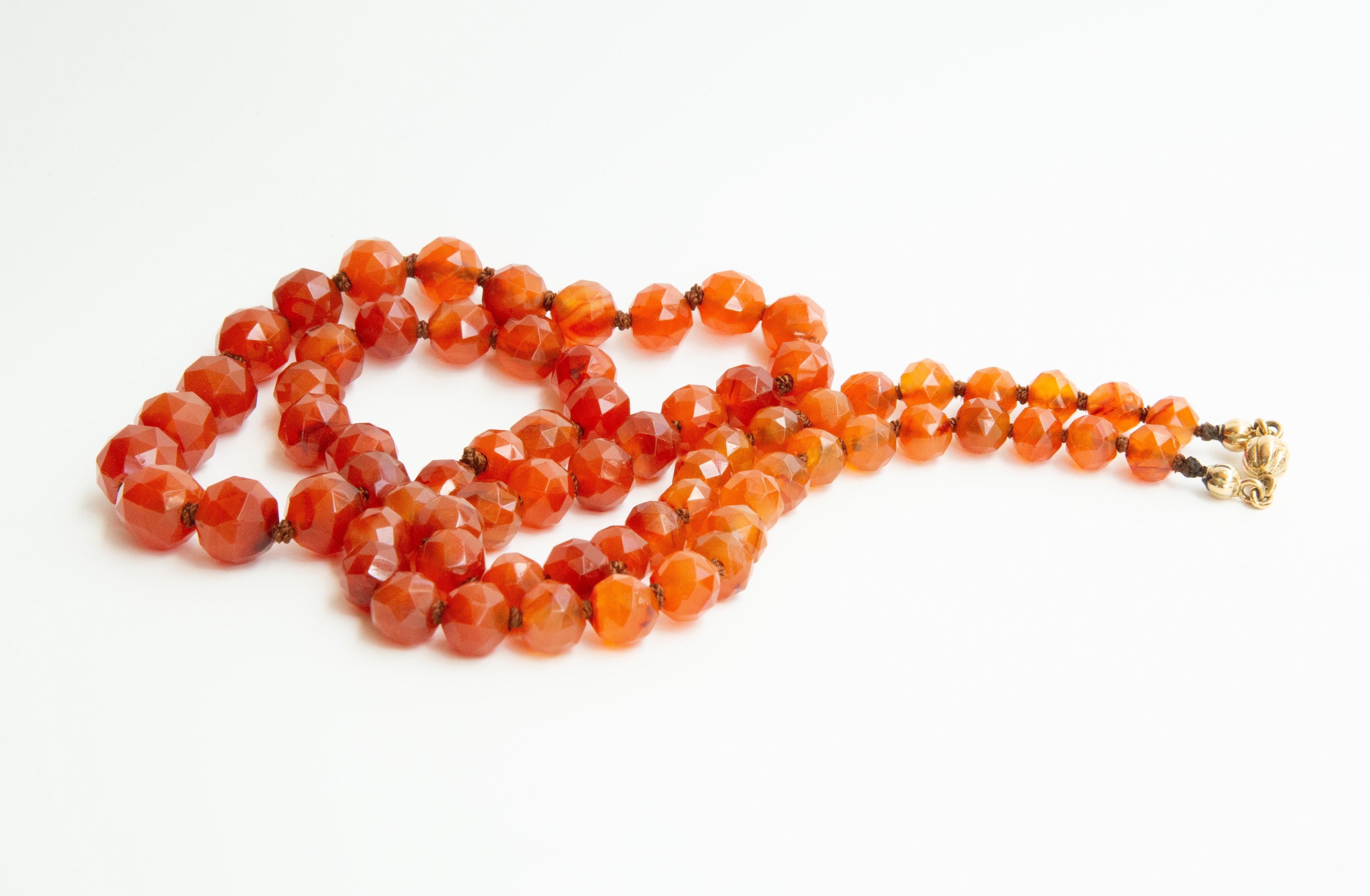 Collier ancien en cornaline composé de perles à facettes graduées avec un fermoir en or jaune 14 carats. Le collier date de l'époque victorienne, c'est-à-dire de la fin des années 1800. Ce type de collier fait partie des bijoux traditionnels