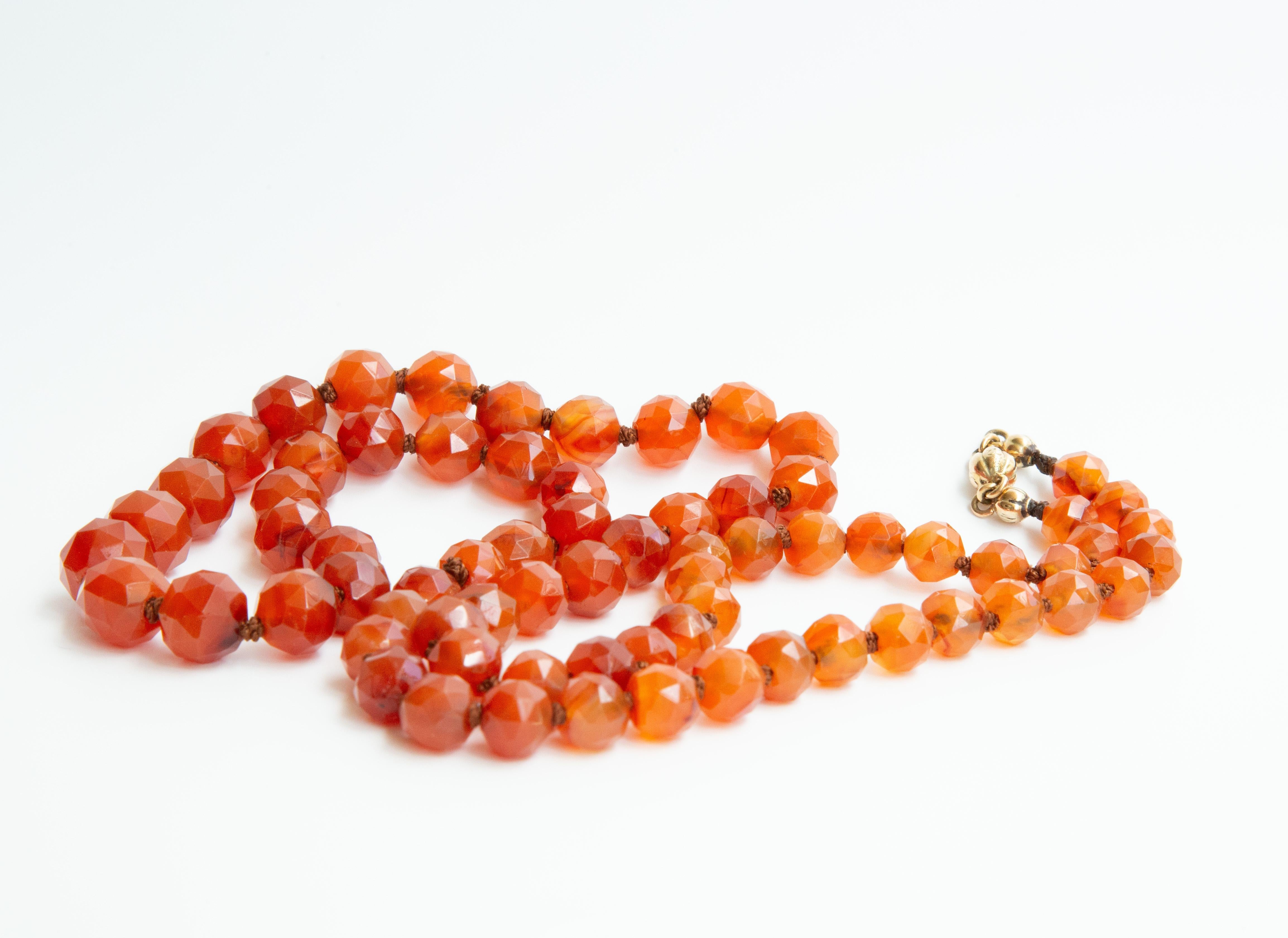 Victorien Collier de perles de cornaline à facettes graduées avec fermoir en or 14 carats en vente