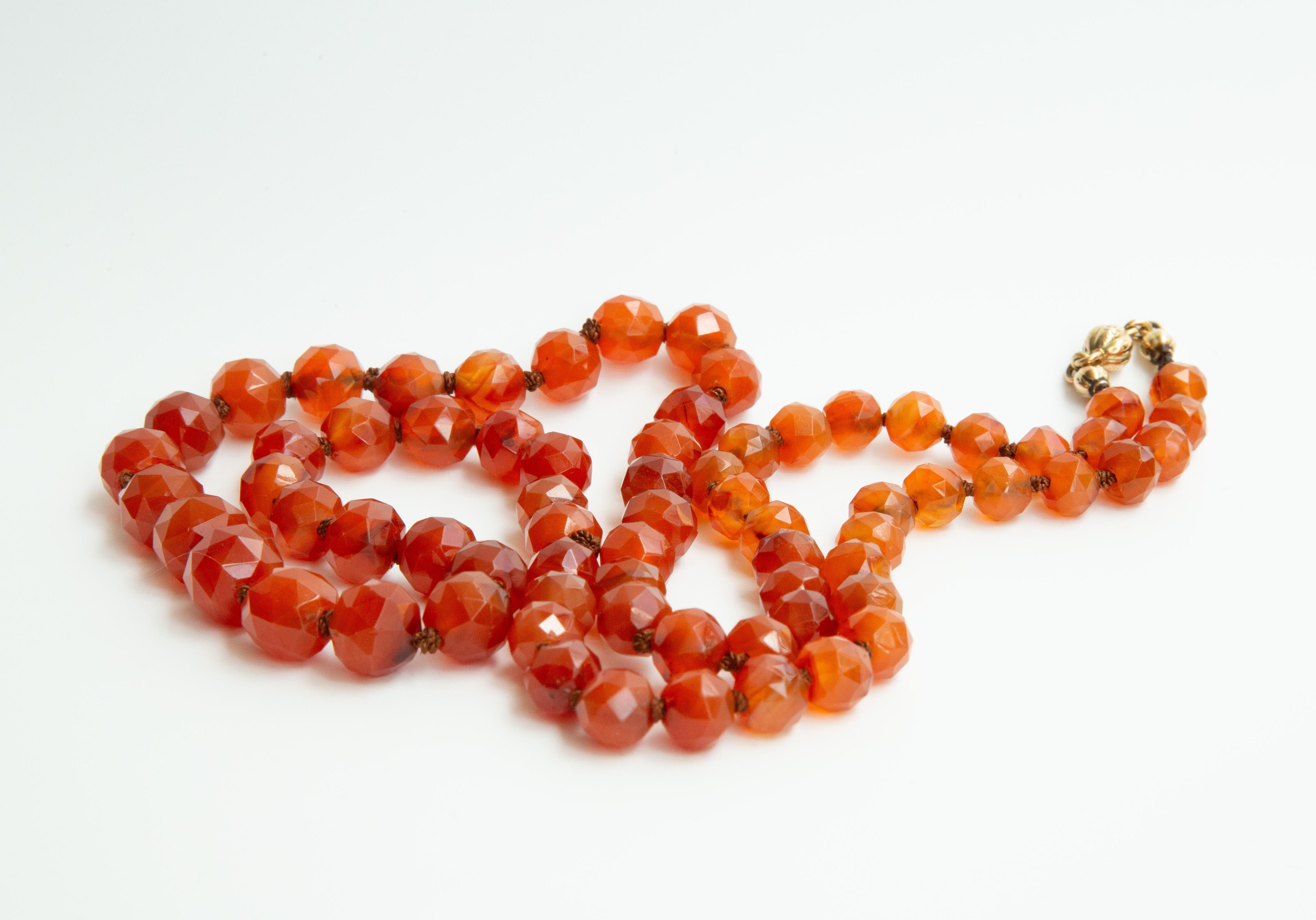 Taille ronde Collier de perles de cornaline à facettes graduées avec fermoir en or 14 carats en vente