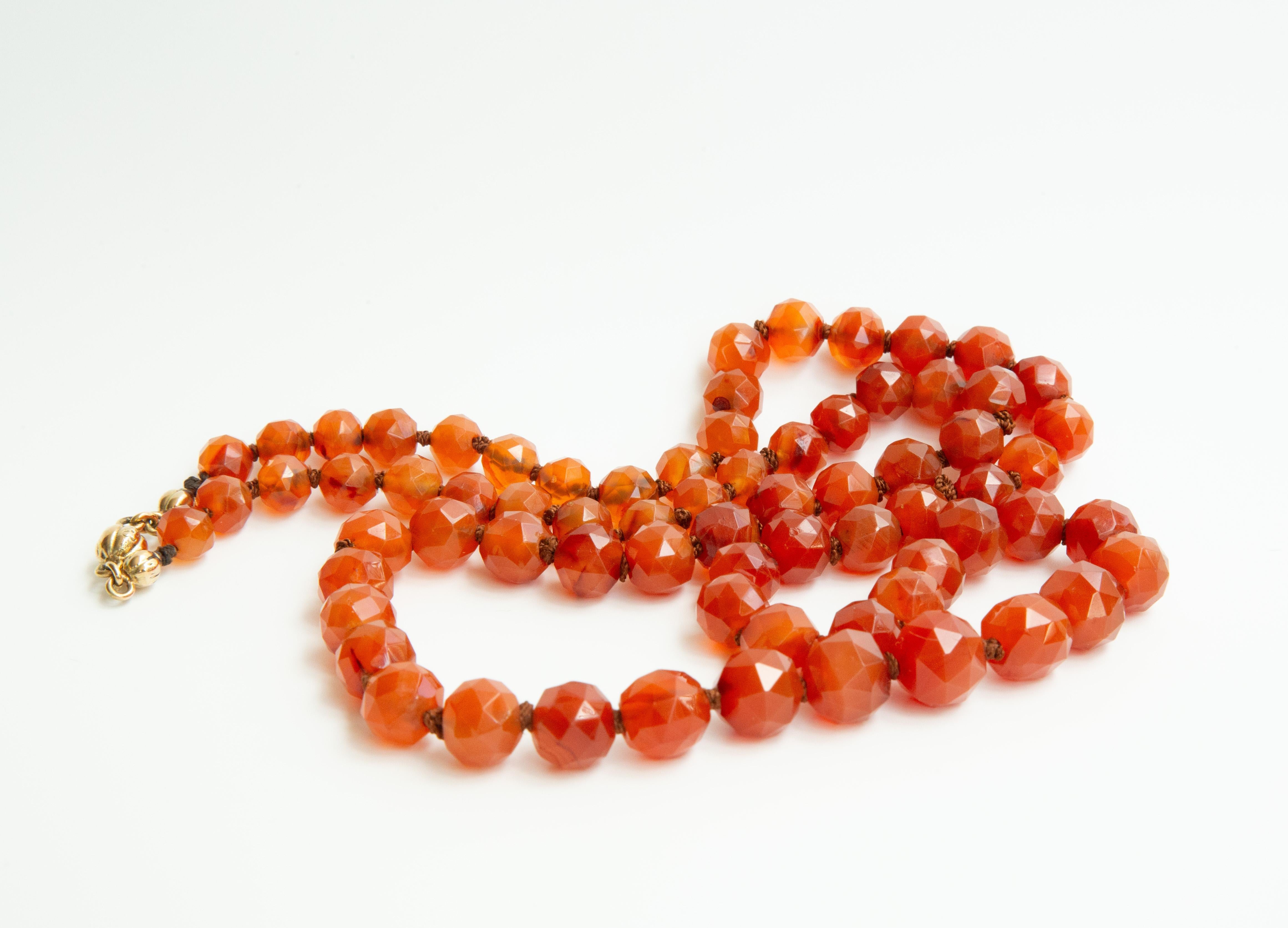 Collier de perles de cornaline à facettes graduées avec fermoir en or 14 carats Bon état - En vente à Arnhem, NL