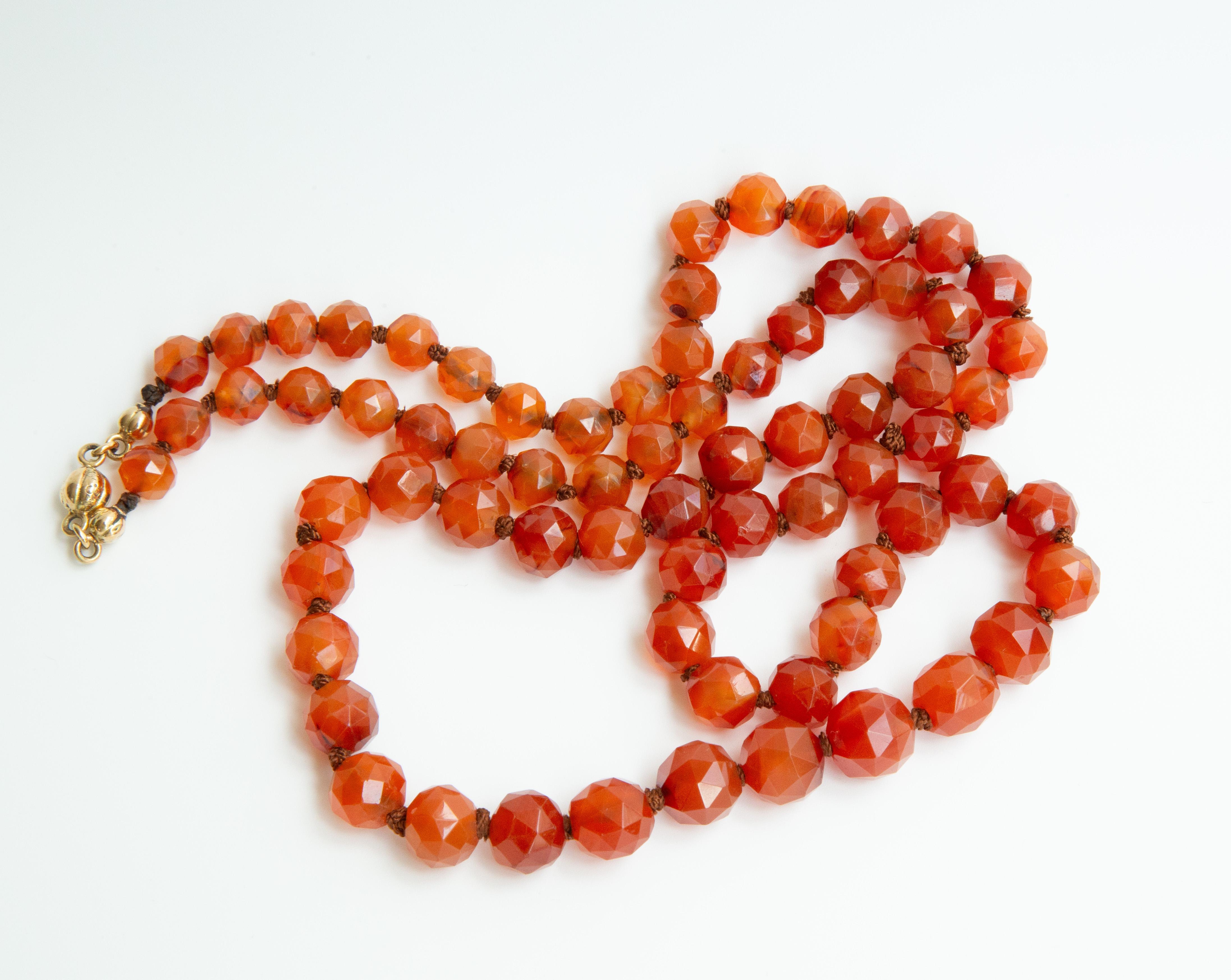 Collier de perles de cornaline à facettes graduées avec fermoir en or 14 carats Unisexe en vente