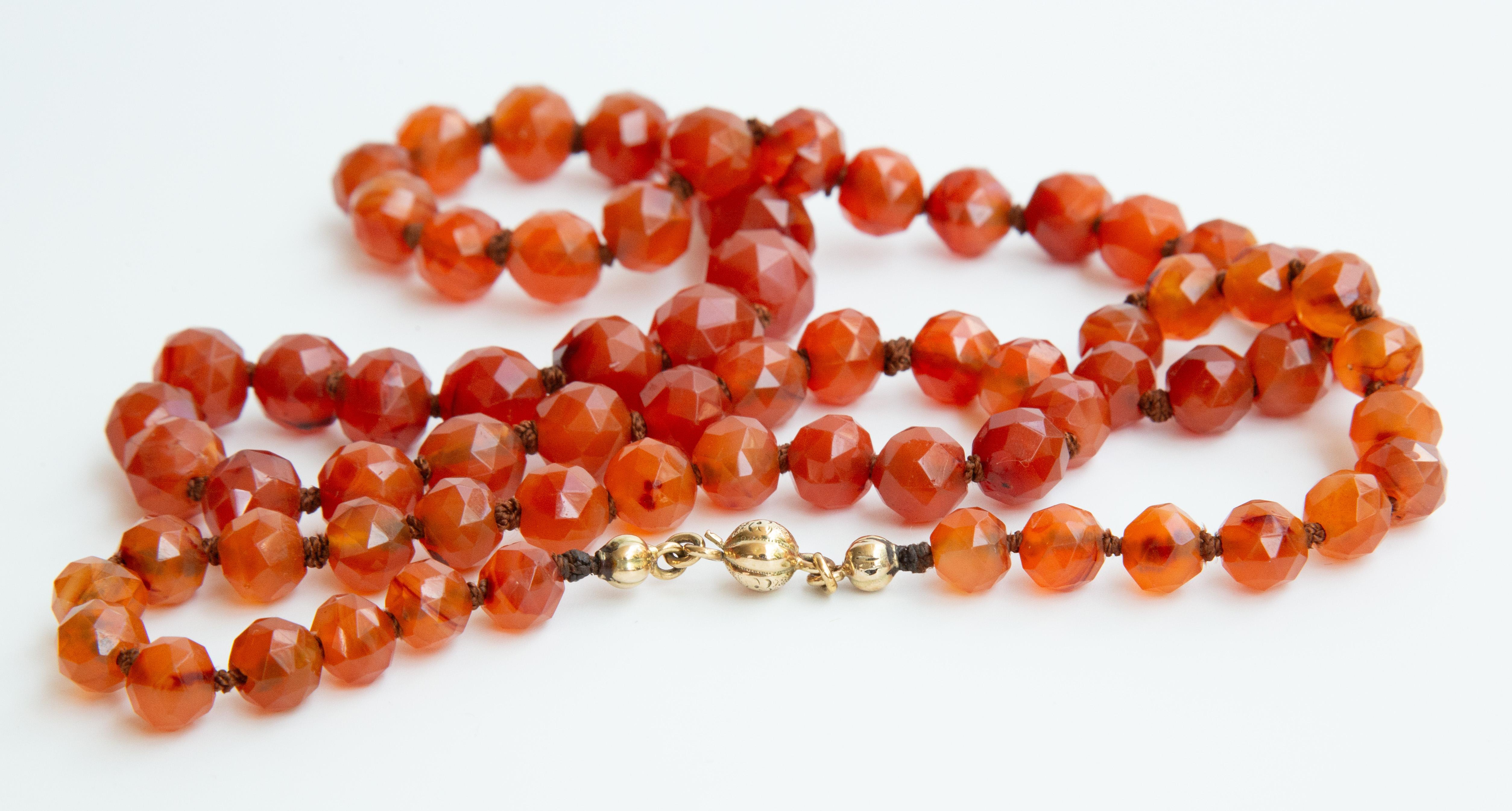Collier de perles de cornaline à facettes graduées avec fermoir en or 14 carats en vente 1