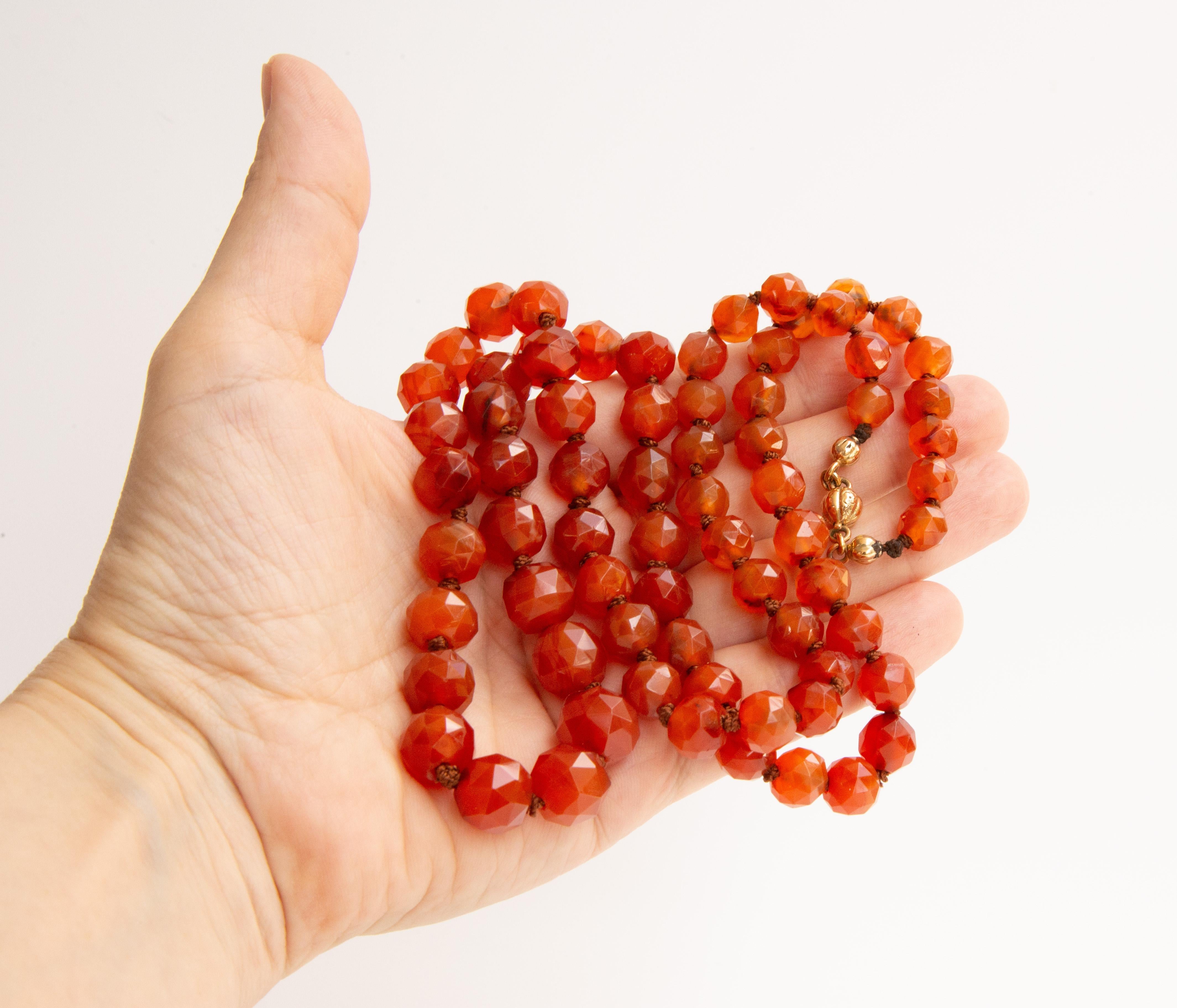 Collier de perles de cornaline à facettes graduées avec fermoir en or 14 carats en vente 2
