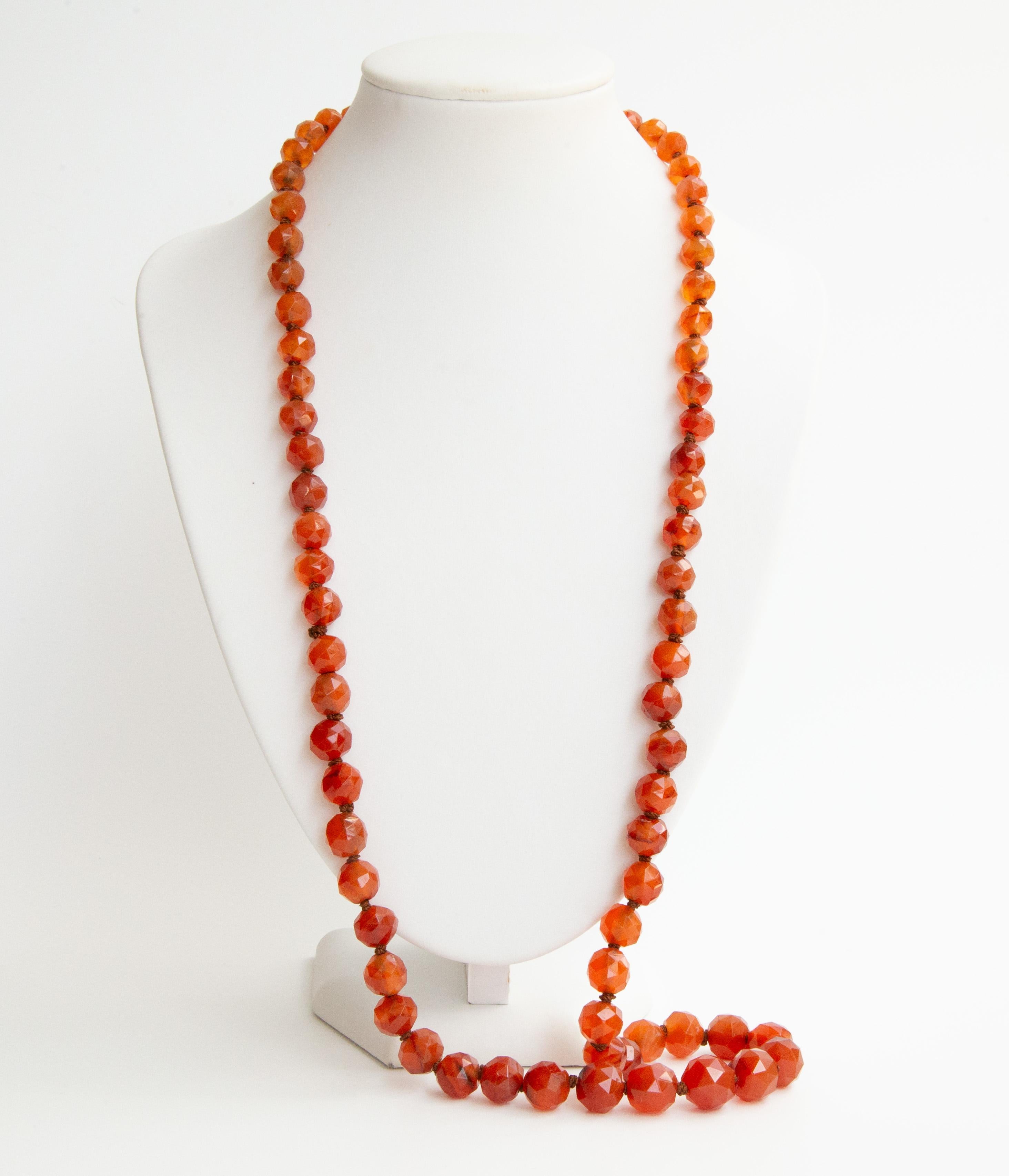 Collier de perles de cornaline à facettes graduées avec fermoir en or 14 carats en vente 3