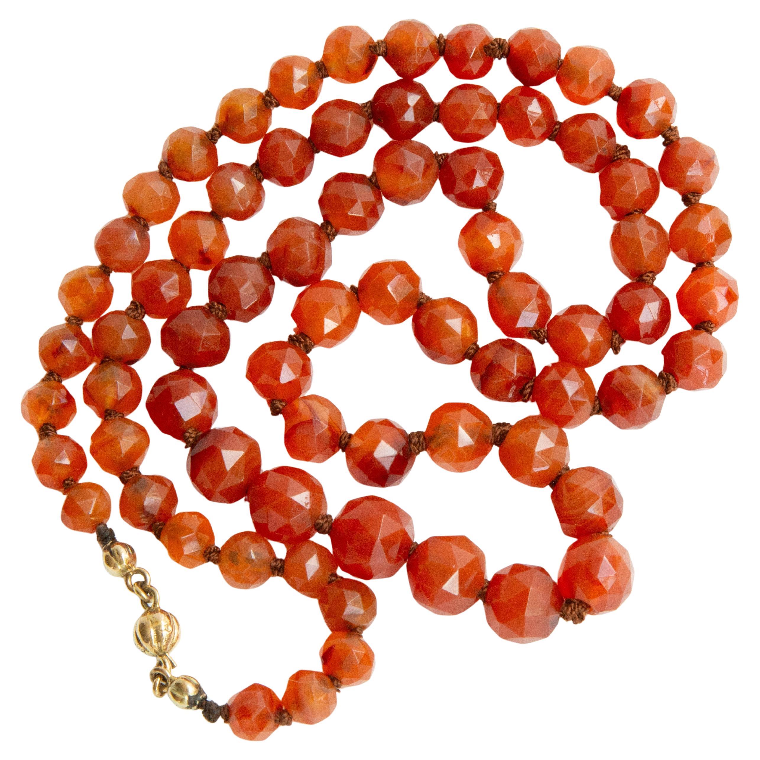 Collier de perles de cornaline à facettes graduées avec fermoir en or 14 carats en vente