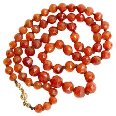 Collier de perles de cornaline à facettes graduées avec fermoir en or 14 carats