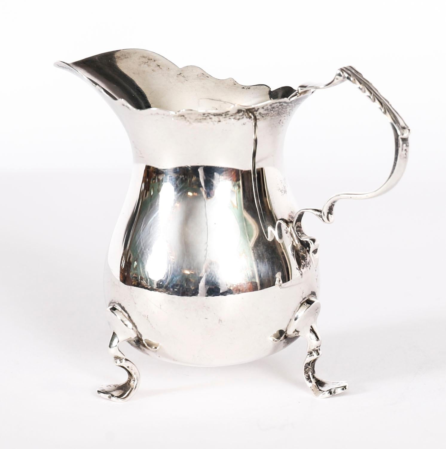 Dies ist eine exquisite Reihe von zwei viktorianischen Sterling Silber Sahnekannen mit Punzen für Chester 1868 und die Hersteller Marke der Silberschmiede Charles Perry & Co, Chester England.

Die cremefarbenen Krüge sind in der Größe gestaffelt und