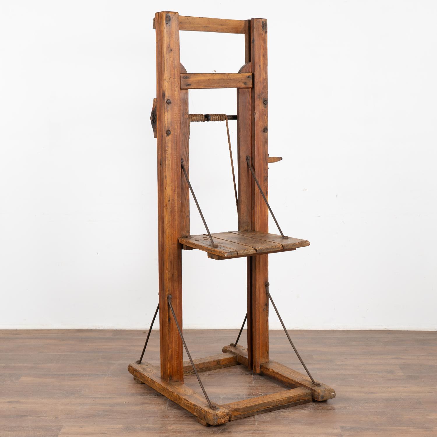 Se ha restaurado y encerado el levantamiento de la veta antigua, resaltando la rica y profunda pátina de la madera. 
Como se ve en las fotos, se puede subir y bajar para crear opciones de exposición únicas. Cuerdas originales y varillas metálicas de