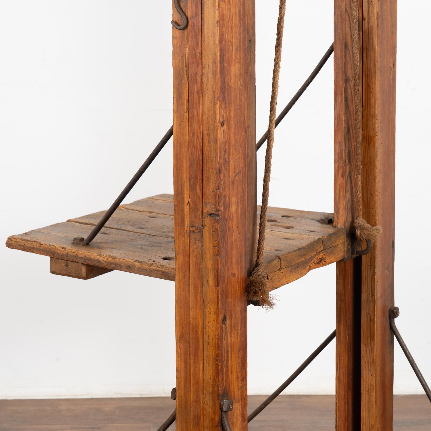Antiker Grain Lift Rustic Display Table, Dänemark um 1900 im Angebot 2